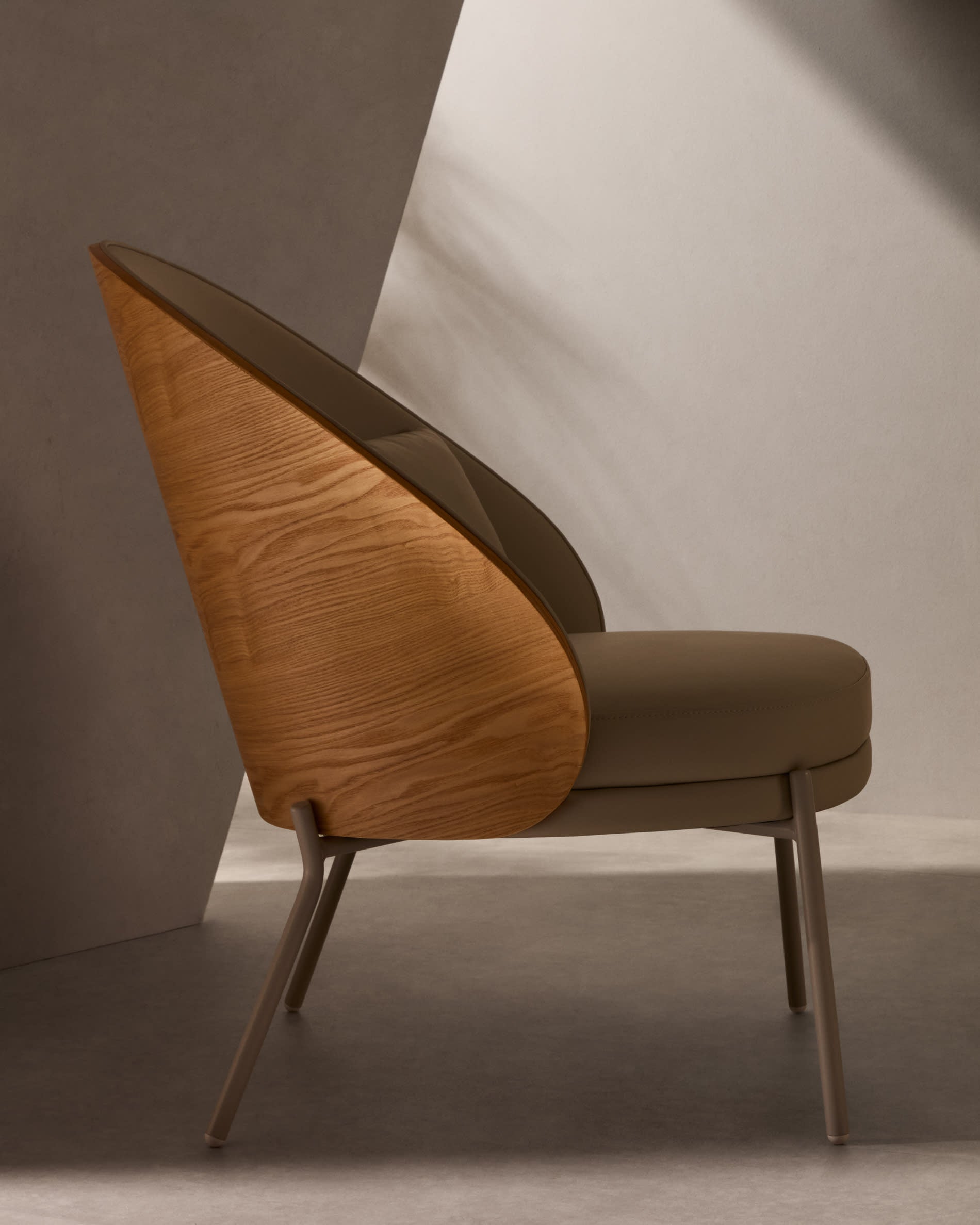 Eamy Sessel: Elegantes braunes Kunstleder, Nussbaum-Eschenfurnier und schwarzes Metall – Perfekt für stilvolle Wohnräume.