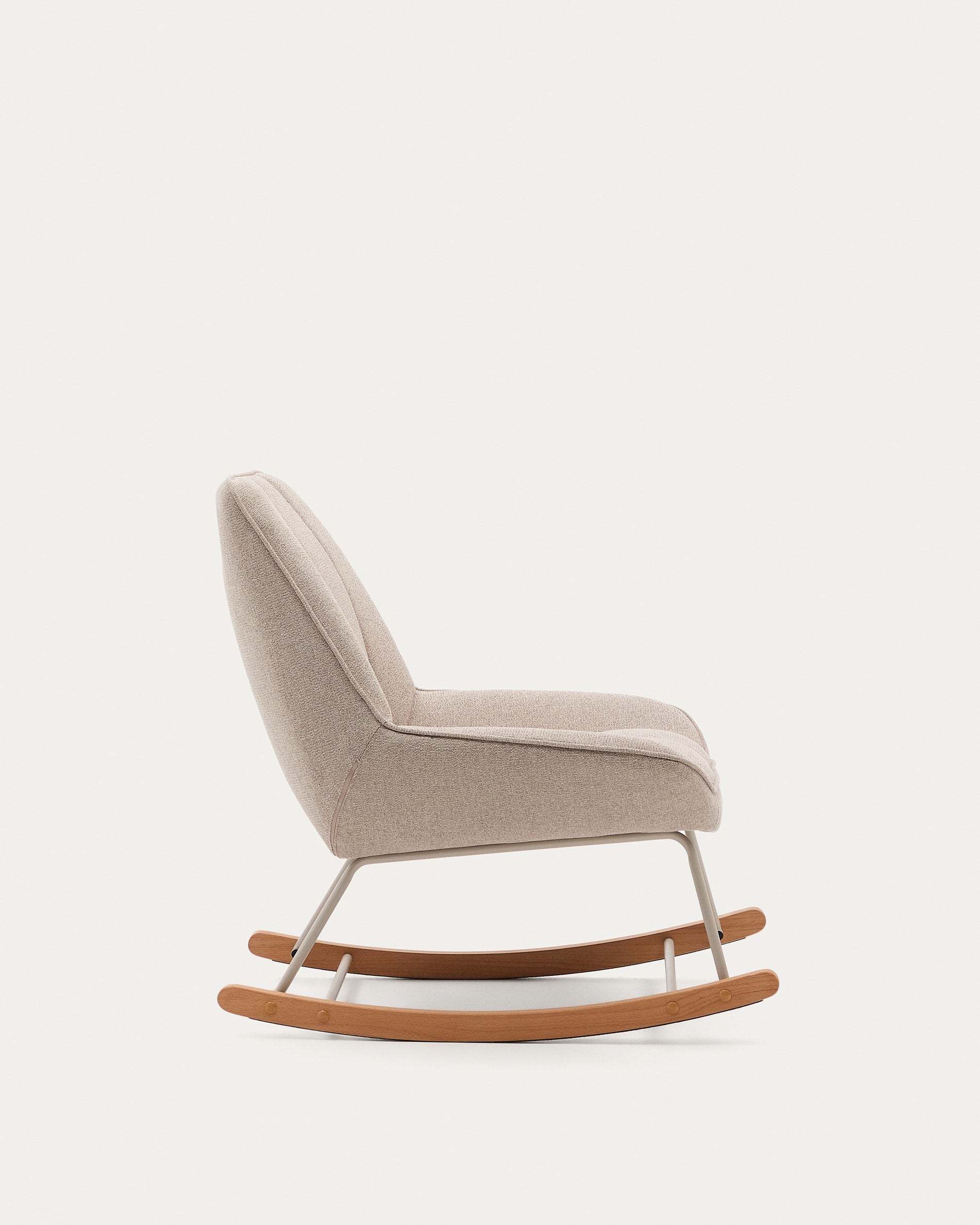 Eleganter Schaukelstuhl Marlina mit weichem Chenille-Stoff in Beige und robustem grauem Metallgestell, perfekt für modernes Wohnen.