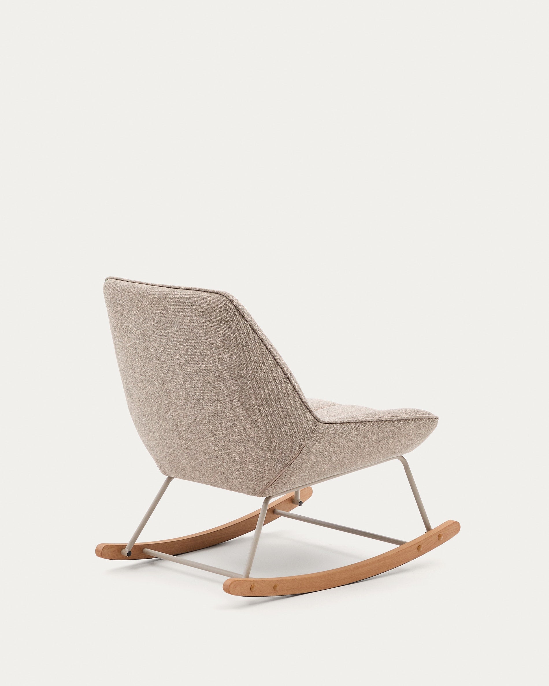 Moderner Schaukelstuhl Marlina mit beigem Chenille-Stoff und grauem Metallgestell, ideal für stilvolle und gemütliche Wohnräume.