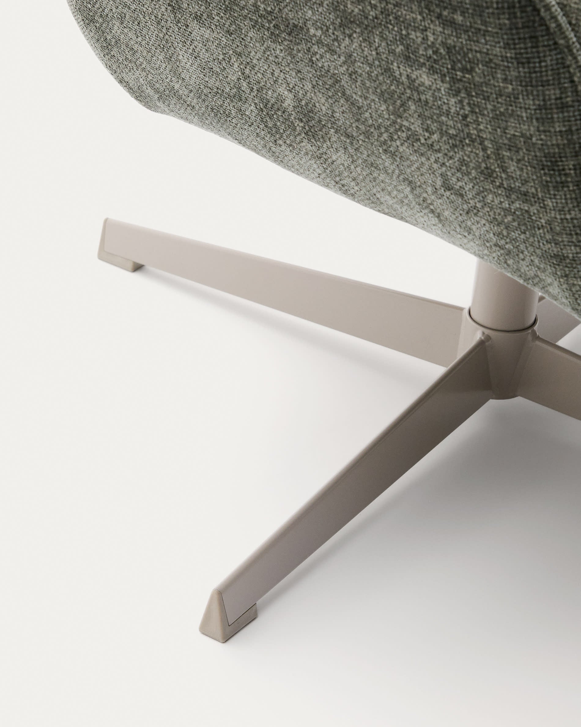Der Sessel Teryl von Kave Home kombiniert elegantes Design mit ergonomischem Komfort. Die grüne Chenille-Polsterung und die robusten Metallbeine machen ihn zum idealen Möbelstück für stilbewusste, nachhaltige Wohnräume.