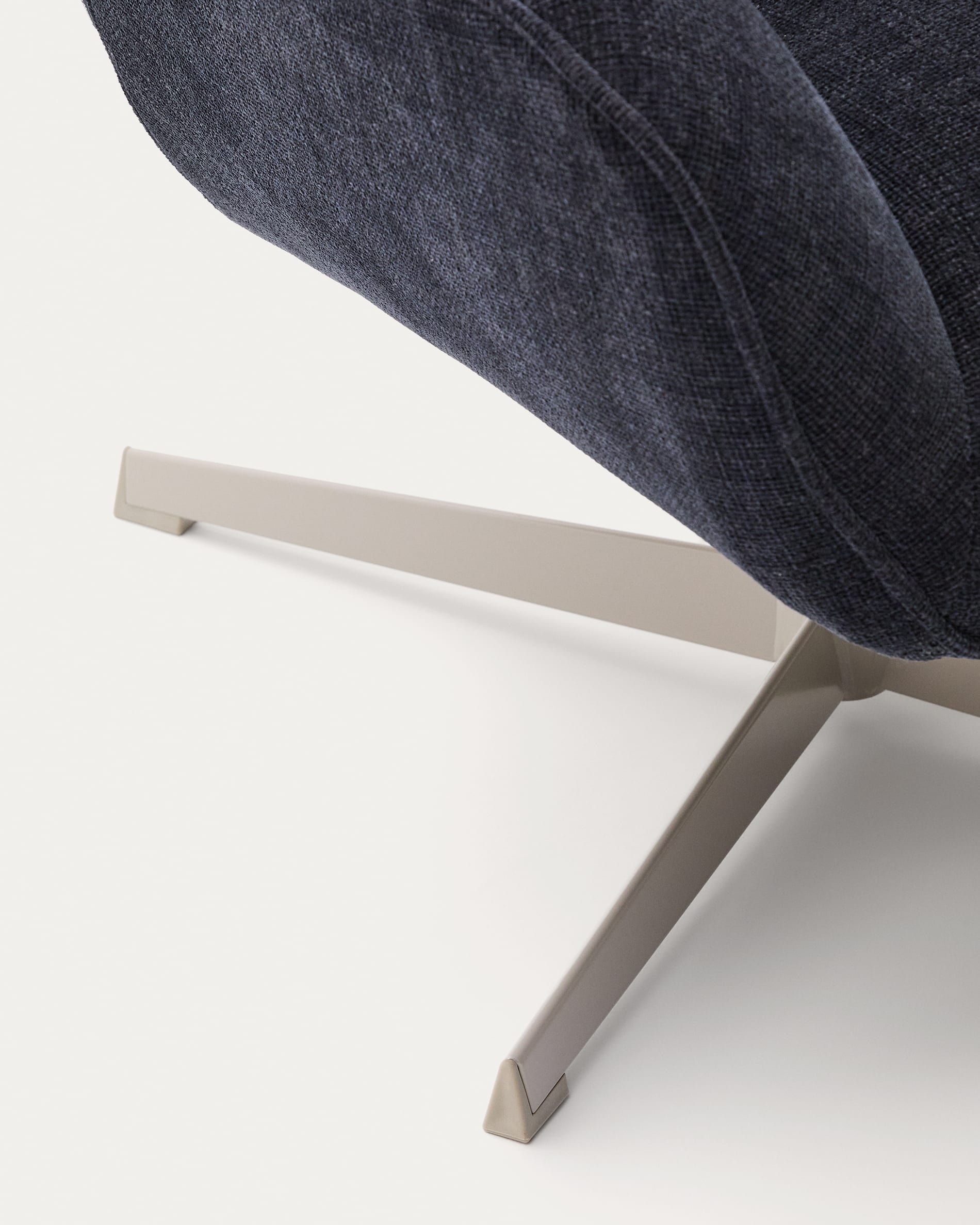 Erleben Sie den Sessel Teryl: Elegante blaue Chenille, stabile graue Metallbeine und nachhaltige FSC-Zertifizierung – perfekt für Ihr Zuhause.