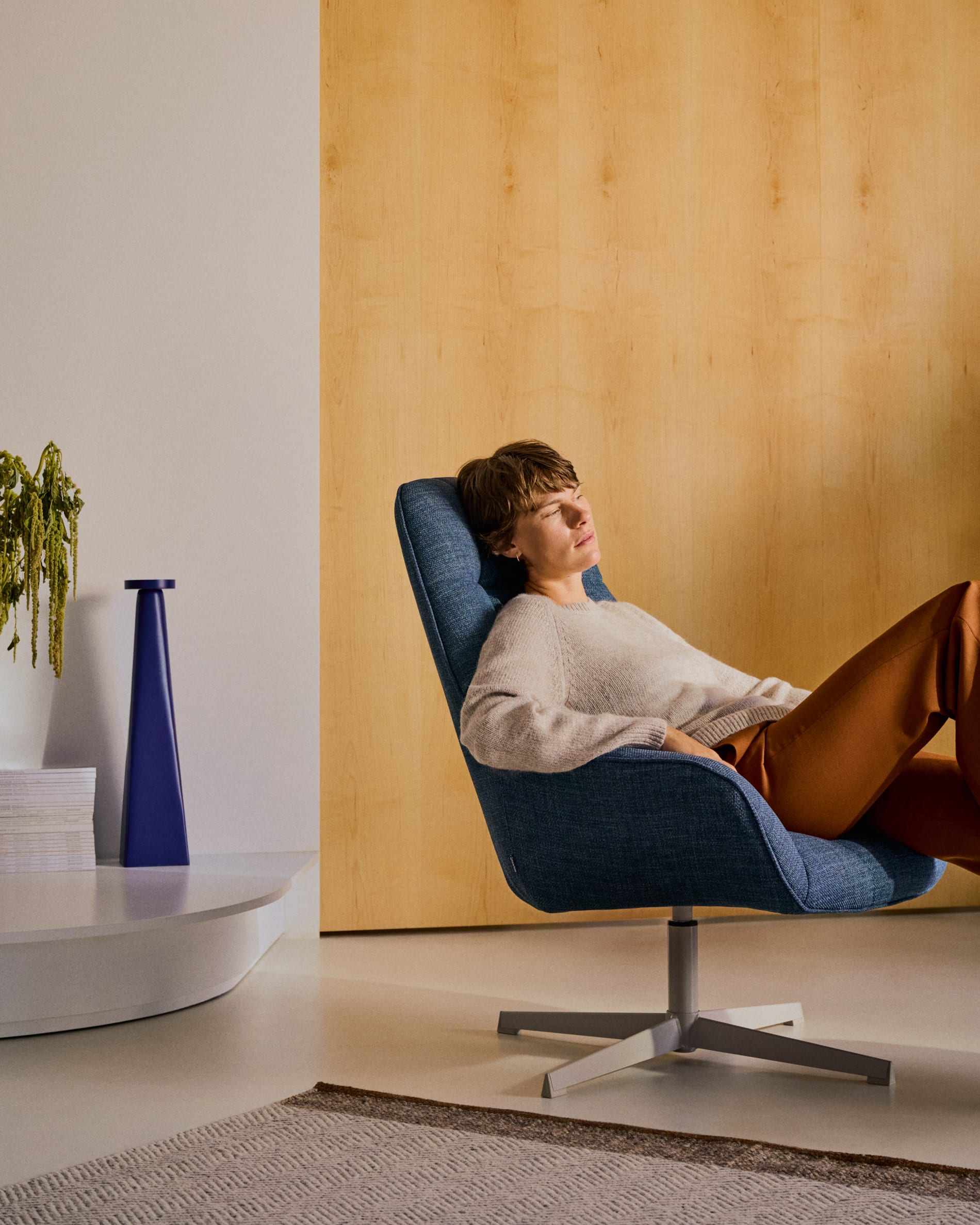 Eleganter Drehsessel Jaspe in Blau mit grauer Sitzfläche und Metallgestell, FSC-zertifiziert, ideal für moderne Wohnräume.