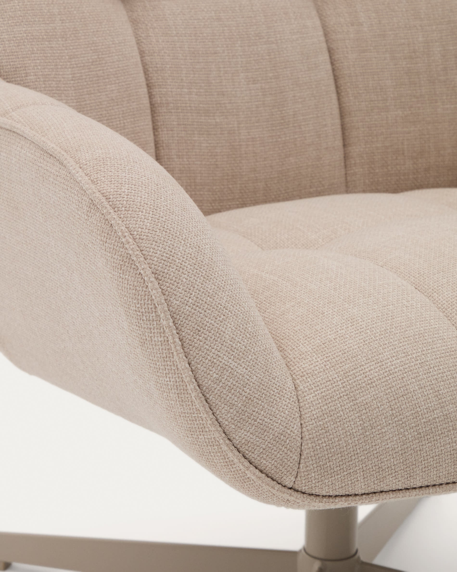 Eleganter Drehsessel Jaspe in warmem Beige, kombiniert mit robuster grauer Metallbasis. Perfekt für nachhaltigen Komfort und modernes Wohnen.