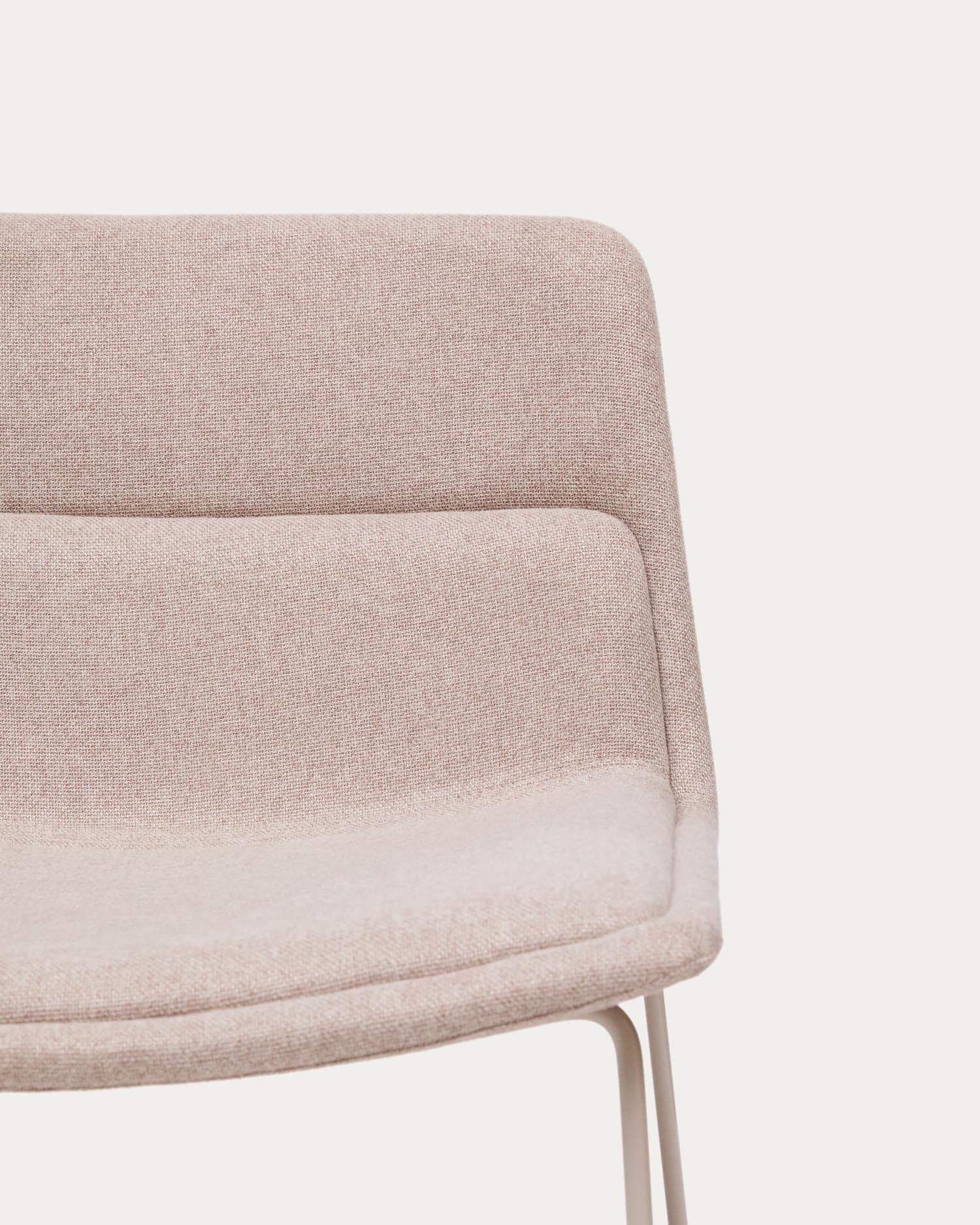 Beige Sessel Zahara von Kave Home: Stilvolles Design, umweltfreundlicher Bezug und ergonomischer Komfort für Ihr Zuhause.
