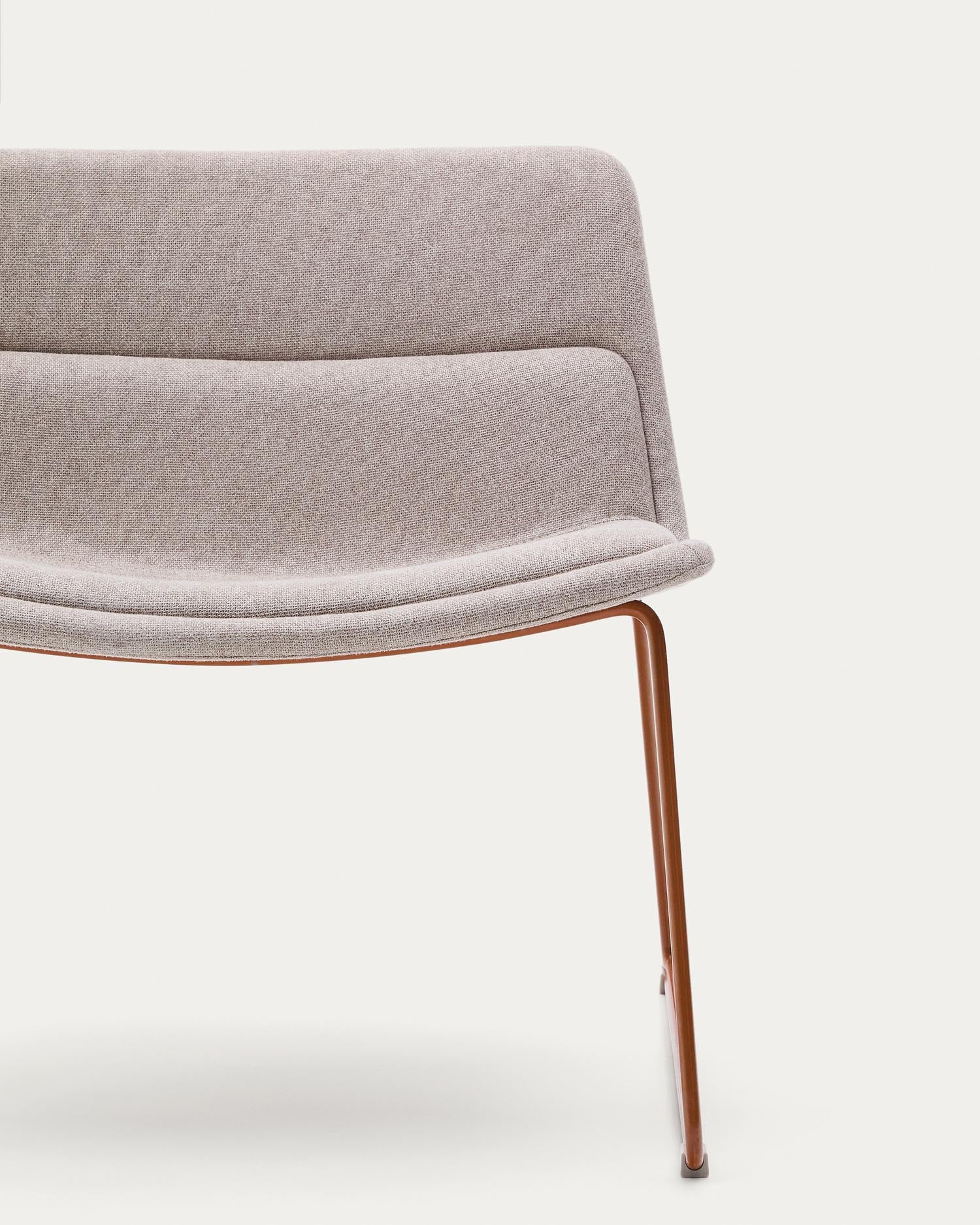 Entdecken Sie den eleganten Sessel Zahara in Beige mit robusten Stahlbeinen und einem ansprechenden Terrakotta-Finish – ideal für Ihr Zuhause!