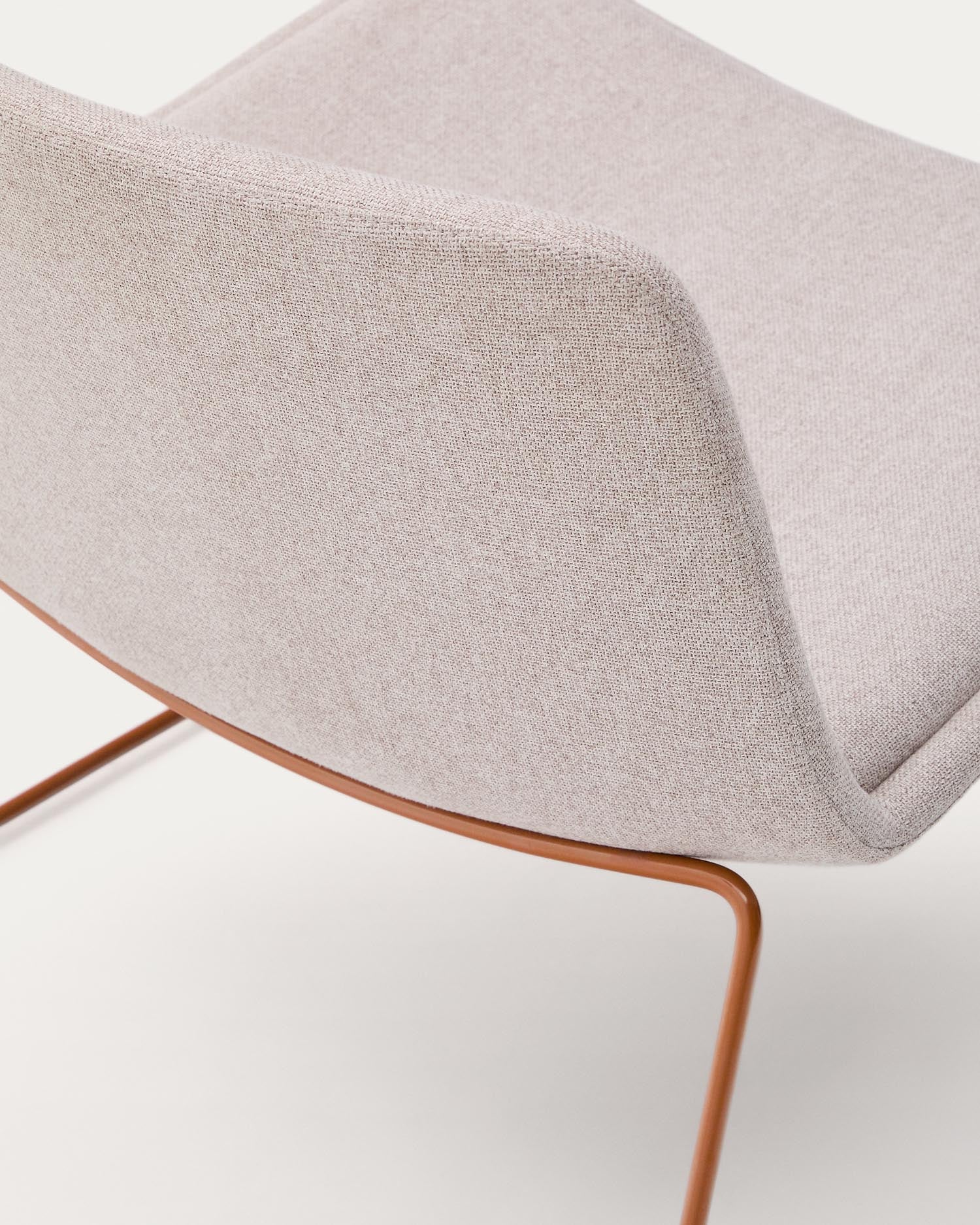 Entdecken Sie den eleganten Sessel Zahara in Beige mit robusten Stahlbeinen und einem ansprechenden Terrakotta-Finish – ideal für Ihr Zuhause!