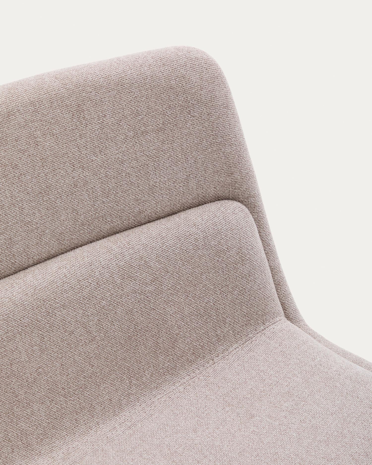 Erleben Sie den stilvollen Sessel Zahara in Beige, ausgestattet mit stabilen Stahlbeinen und einem modernen Terrakotta-Finish – perfekt für jedes Interieur!