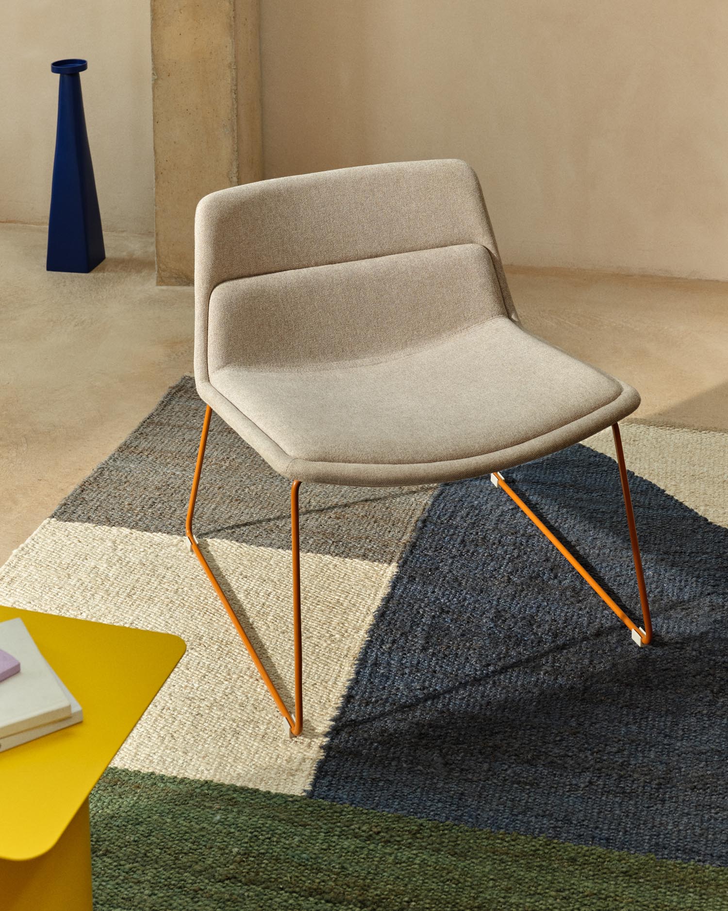 Entdecken Sie den eleganten Sessel Zahara in Beige mit robusten Stahlbeinen und nachhaltigem Terrakotta-Finish – ideal für stilvolle Wohnräume.