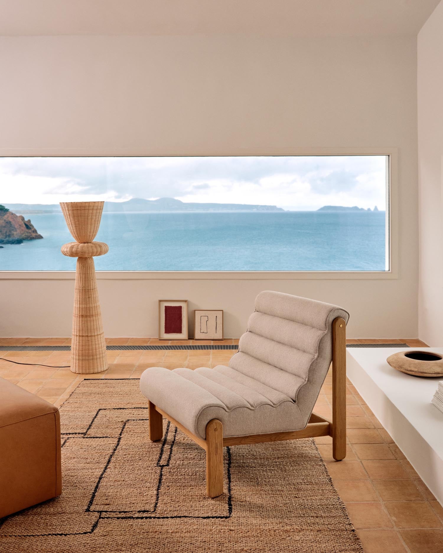 Entdecken Sie den eleganten Sessel Magira in Beige, gefertigt aus massivem Eichenholz mit natürlichem Finish. Perfekt für stilvolle Wohnräume!