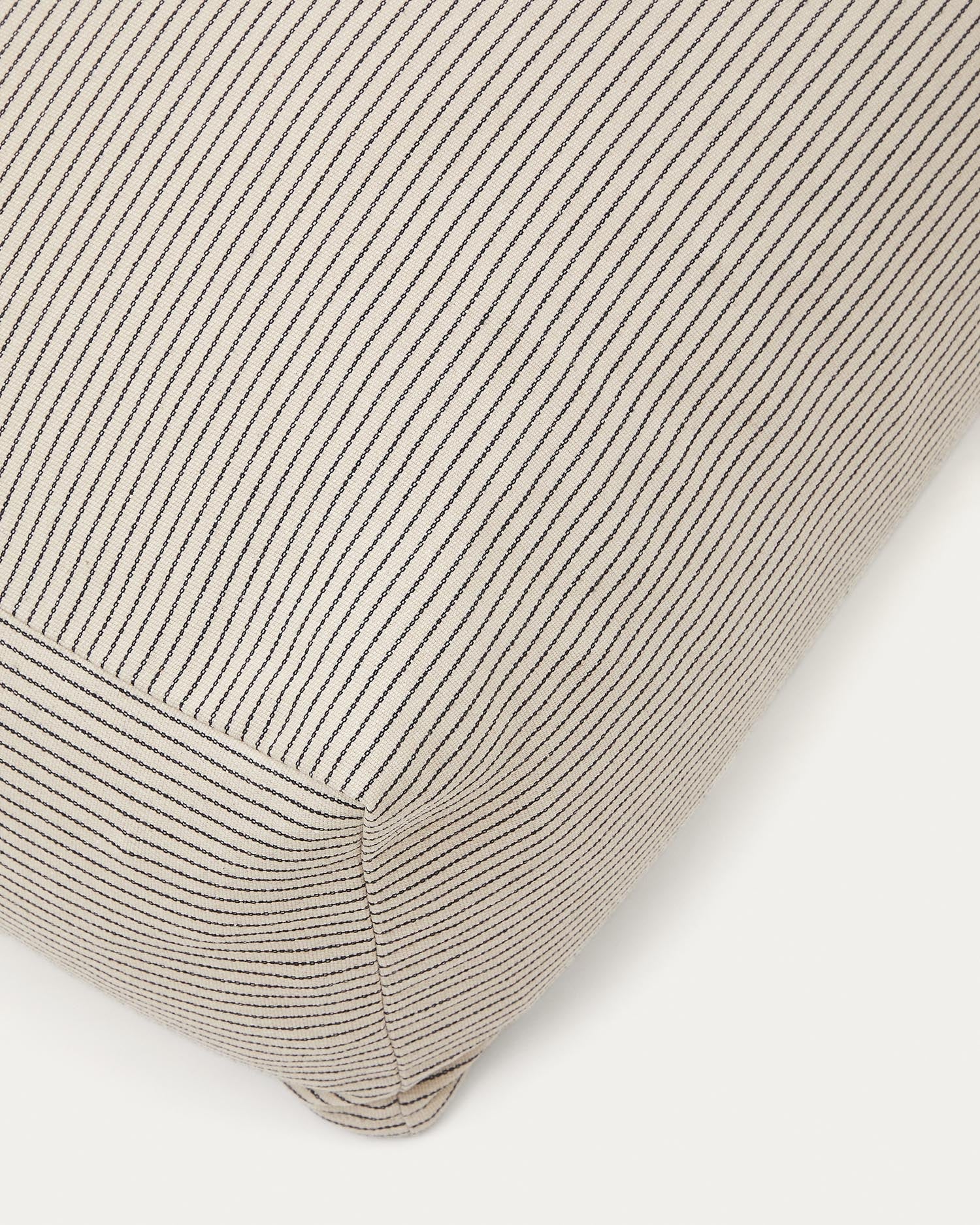 Stylischer Sitzsack Famara in eierschalenfarbenen Streifen, nachhaltig aus recycelten Materialien, mit praktischem abnehmbaren Bezug, 60 x 60 x 40 cm.