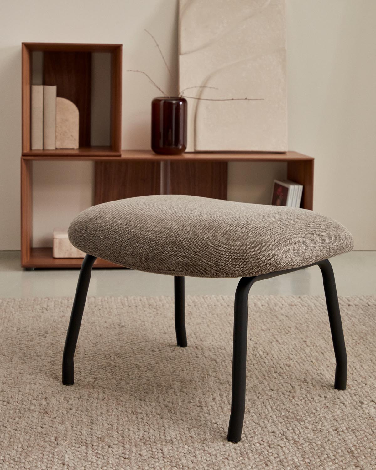 Elegante Belina Fussstütze in hellbraun mit schwarzem Stahlgestell.