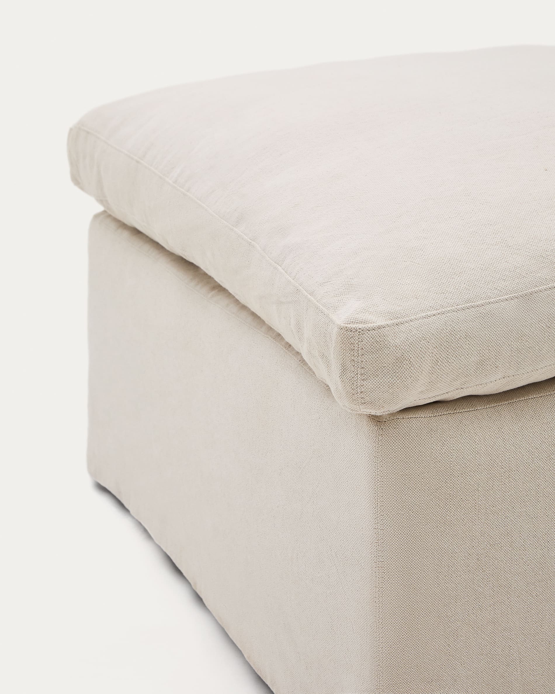 Entspannen Sie stilvoll mit der Zenira Fußablage von Kave Home. Beige, 90x90 cm, abnehmbarer Baumwolle-Leinen Bezug, inklusive Kissen für höchsten Komfort.