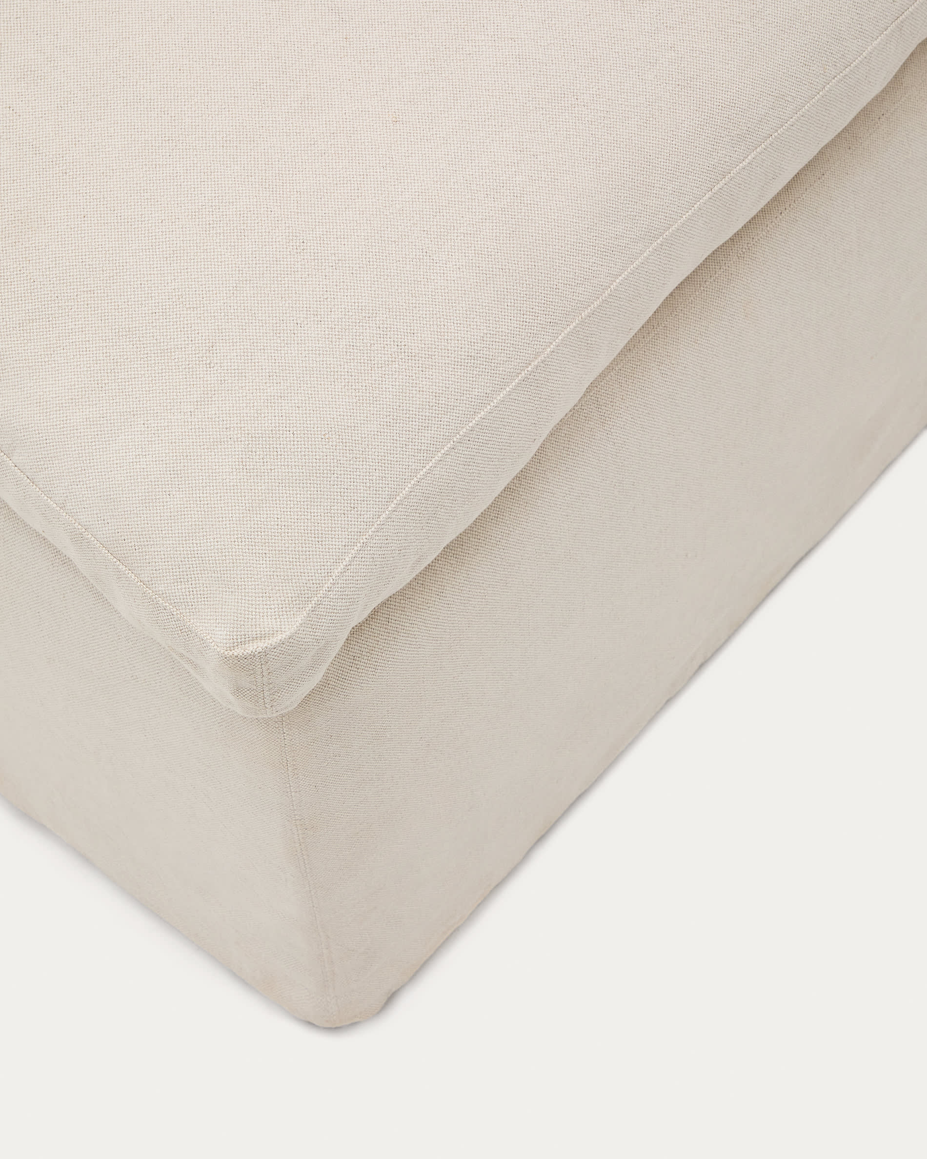 Genießen Sie den Komfort der Zenira Fußablage von Kave Home. Beige, 90x90 cm, mit abnehmbarem Bezug aus Baumwolle und Leinen für stilvolle Entspannung.