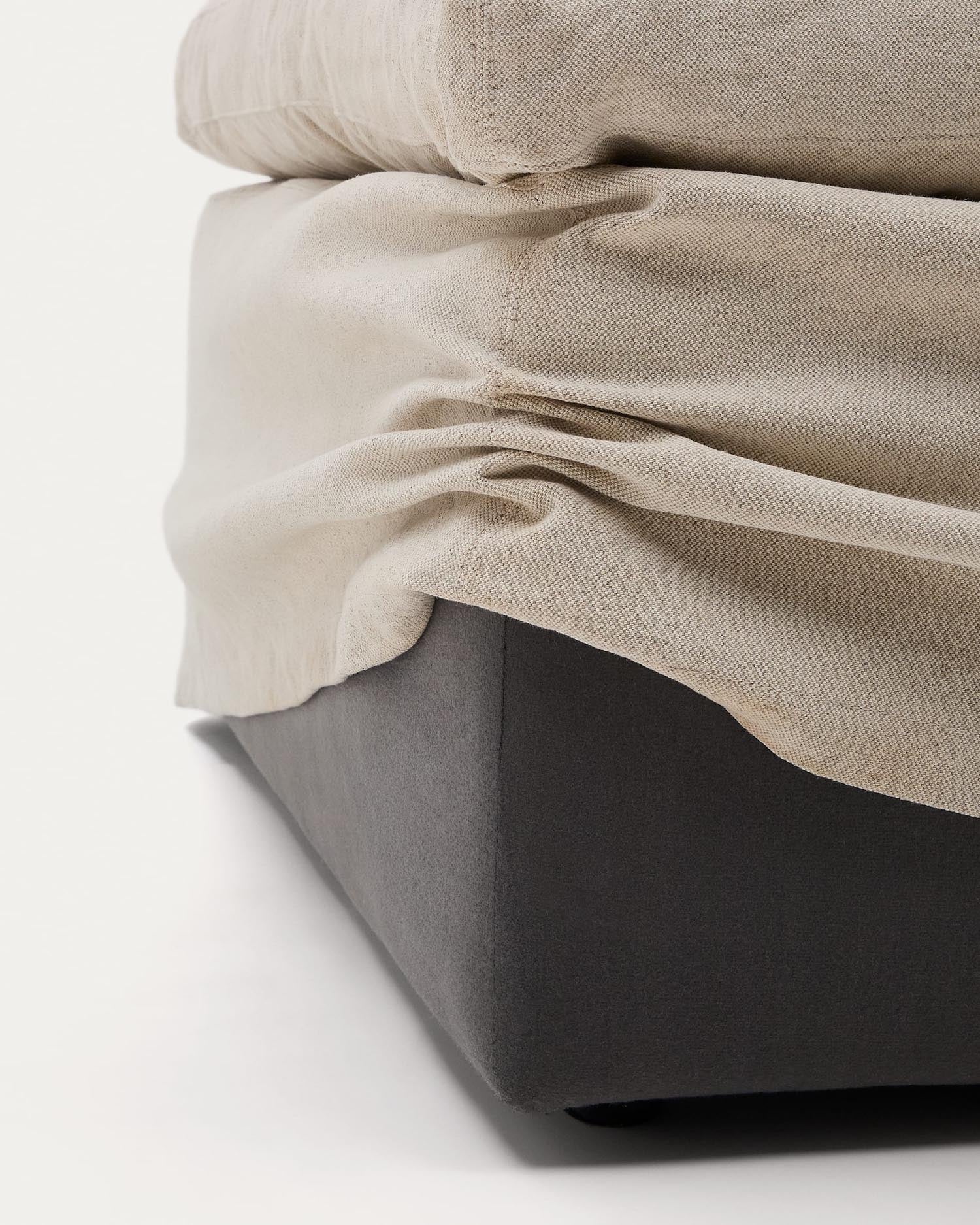 Erleben Sie die stilvolle Zenira Fußablage von Kave Home. Beige, 90x90 cm, mit abnehmbarem Baumwoll-Leinen-Bezug für höchsten Komfort und Eleganz.