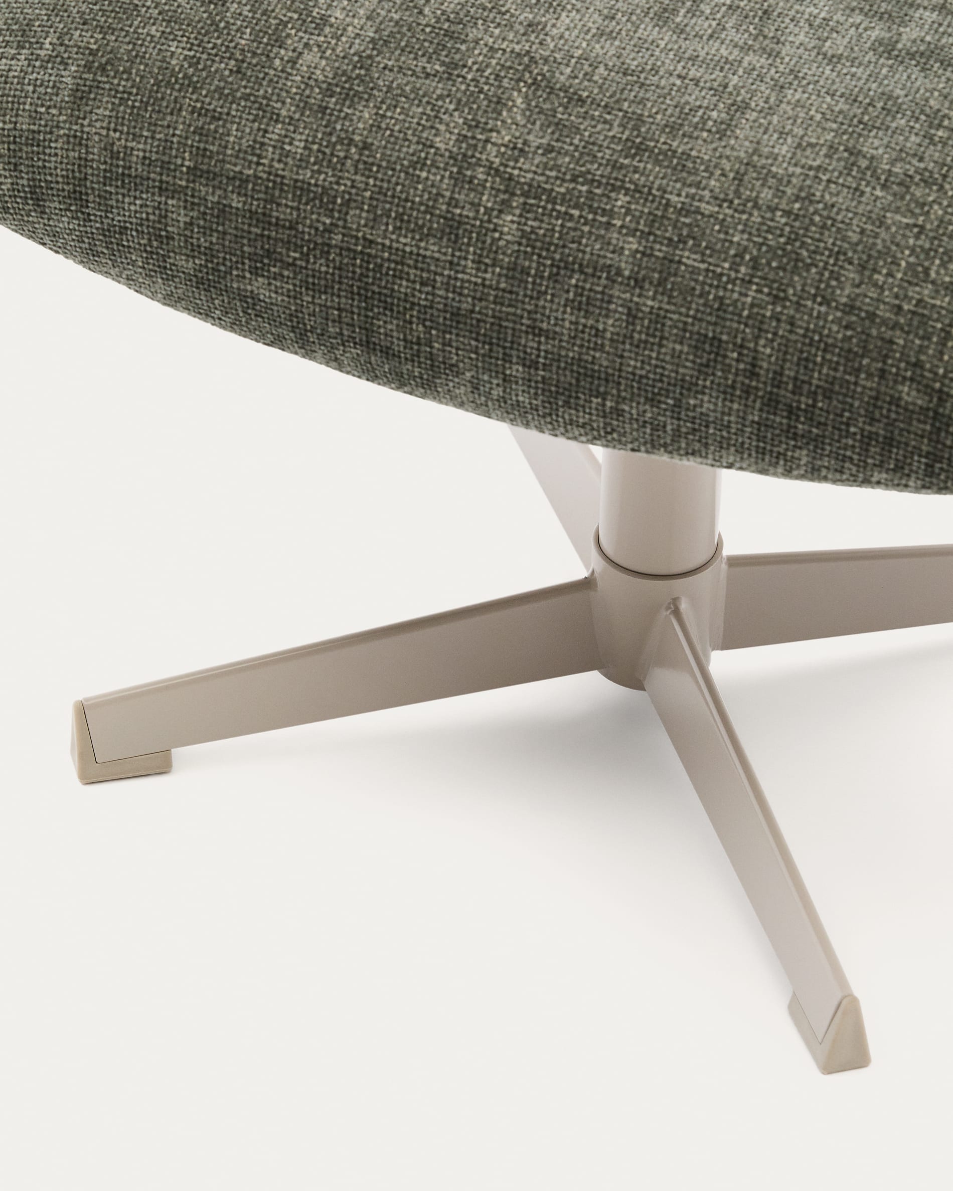 Entdecken Sie die Fussstütze Teryl von Kave Home: Elegante grüne Chenille und graue Metallbeine vereinen Komfort und Nachhaltigkeit in Ihrem Zuhause.