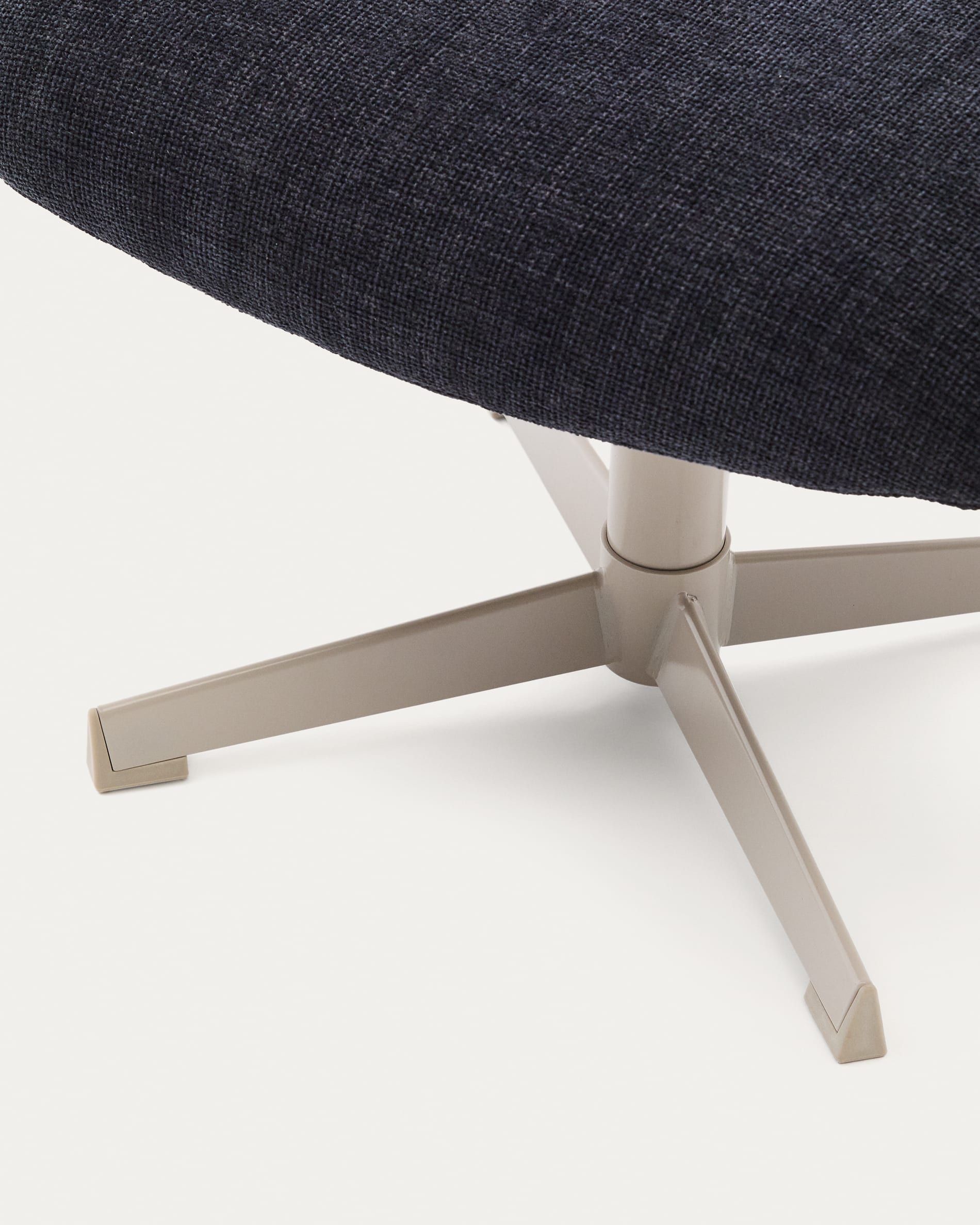 Die Fussstütze Teryl von Kave Home vereint modernen Stil mit Komfort: blauer Chenille-Stoff, graue Metallbeine und nachhaltige Materialien.