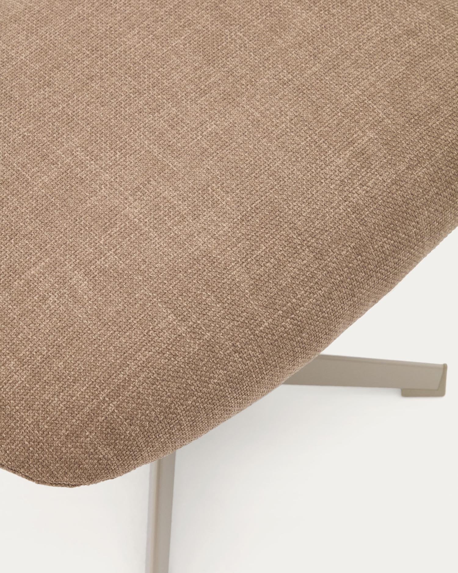 Stilvolle Fussstütze Jaspe in hellbraunem Stoff und grauem Metall, ideal für jedes Wohnzimmer. Hochwertig, langlebig und vielseitig einsetzbar.