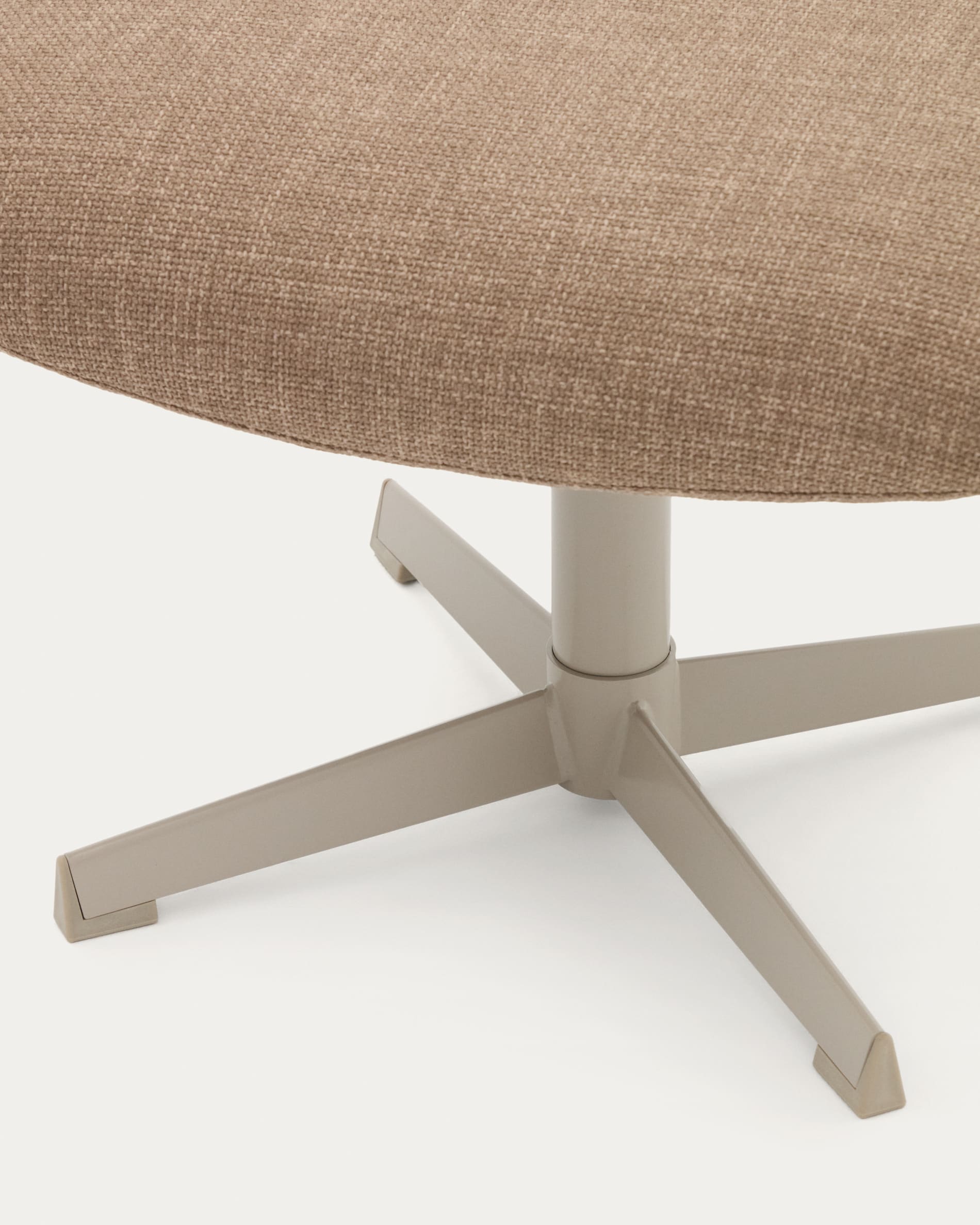 Elegante Fussstütze Jaspe in hellbraunem Stoff und robustem grauem Metall. Perfekt für stilvolle Wohnräume, vielseitig und pflegeleicht.