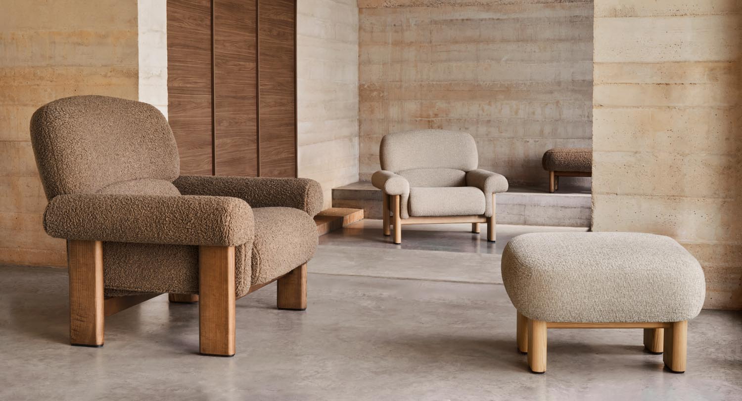 Elegante beige Chenille-Fussstütze mit massiven Eschenholzbeinen, FSC-zertifiziert, 65x55,4cm, von Kave Home.