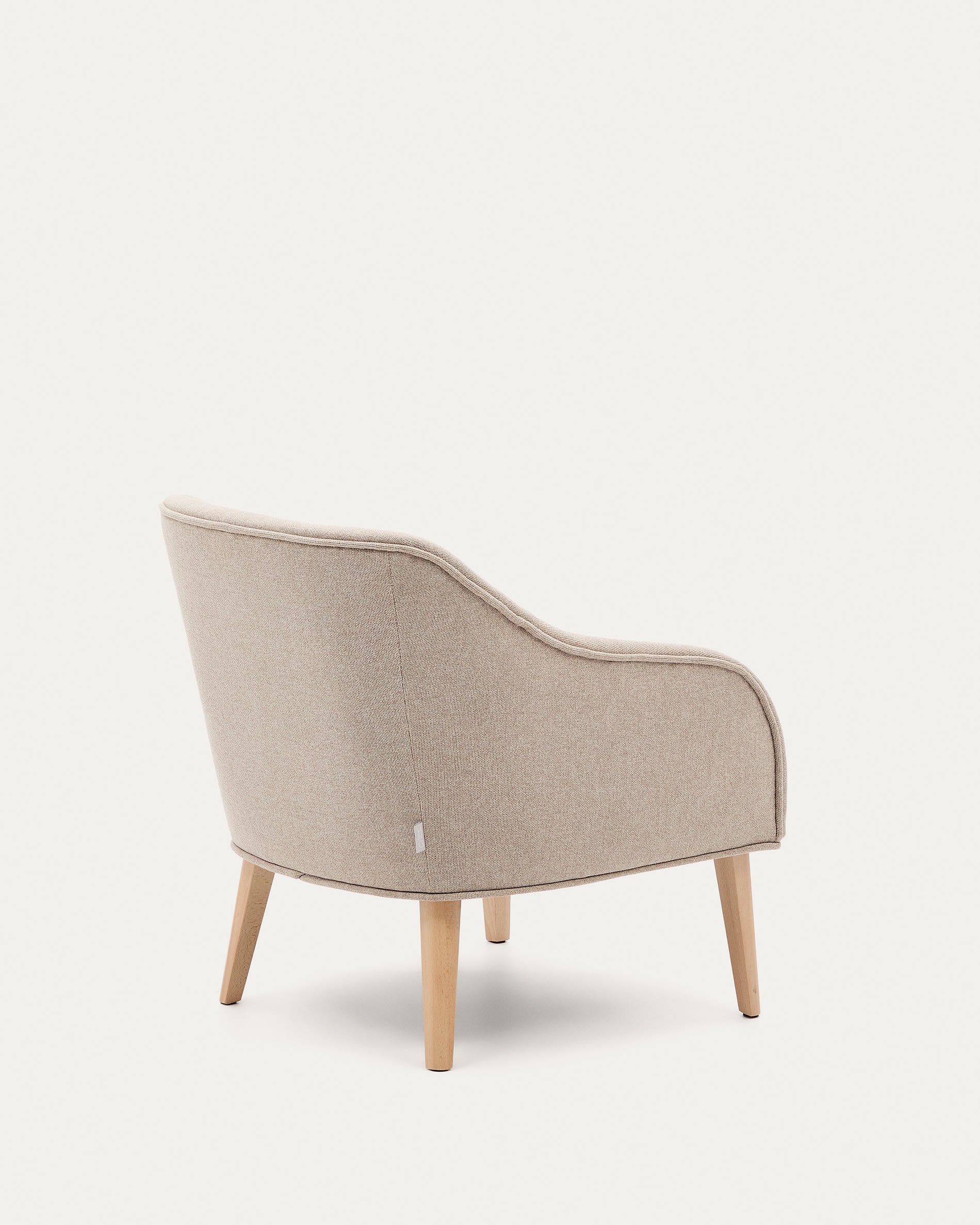 Eleganter Sessel Bobly in Beige mit massivem Buchenholzrahmen und natürlichem Finish, ideal für stilvolle Wohnräume.