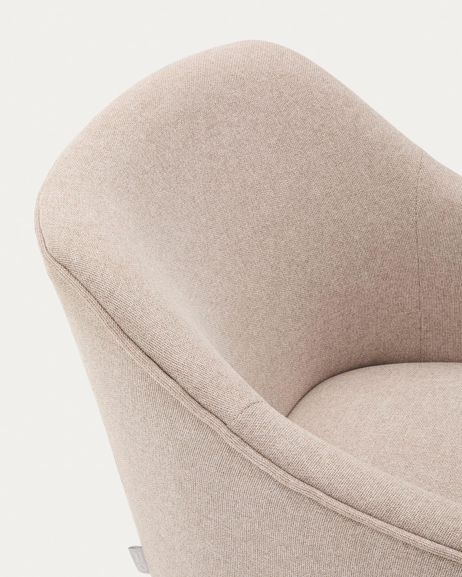 Beige Sessel Bobly von Kave Home: Massives Buchenholz, zeitloses Design und optimaler Komfort für Ihr Zuhause.