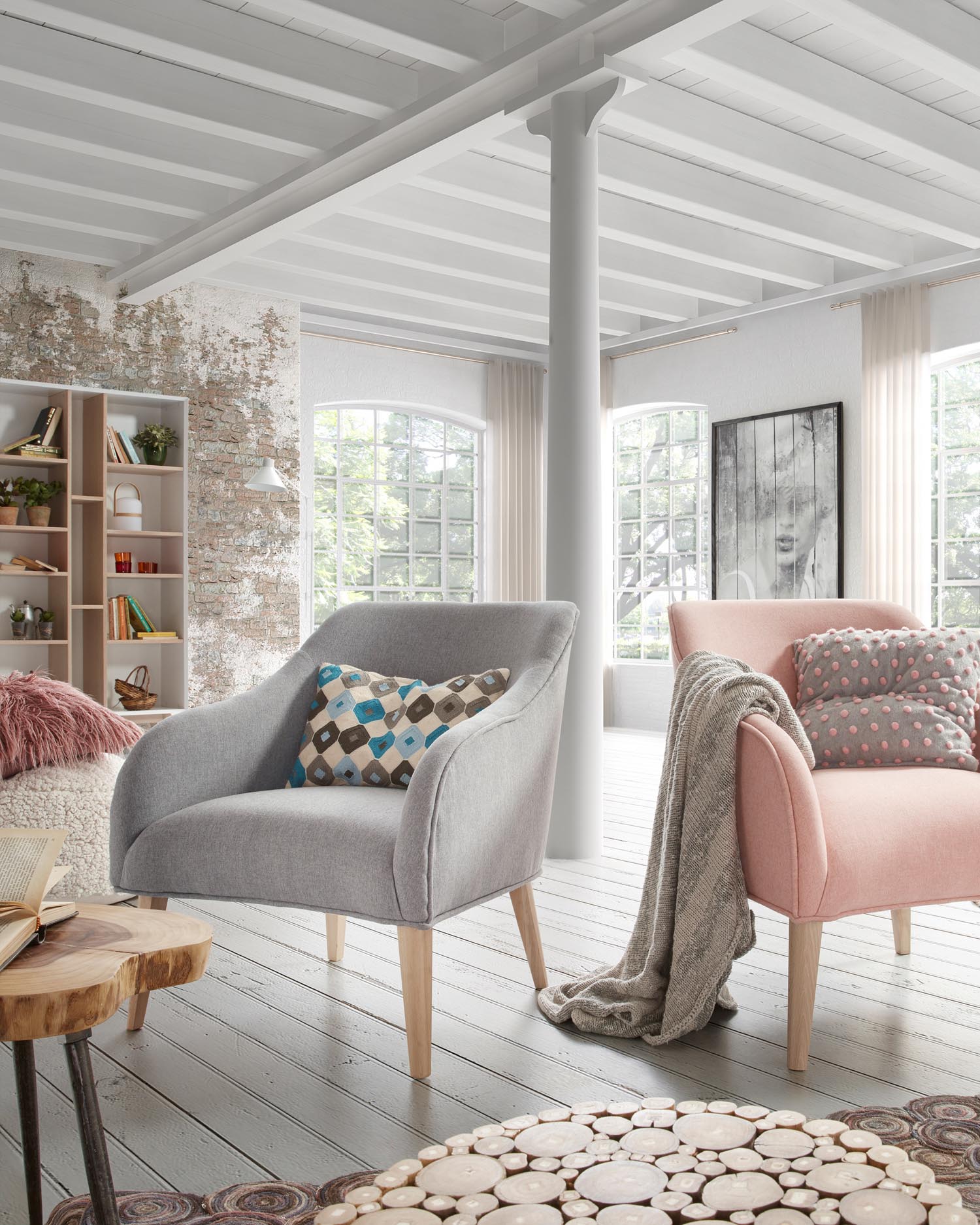 Entdecken Sie den stilvollen Sessel Bobly in Grau mit natürlichen Holzbeinen. Perfekt für jeden Wohnstil, vereint er Komfort und Eleganz.