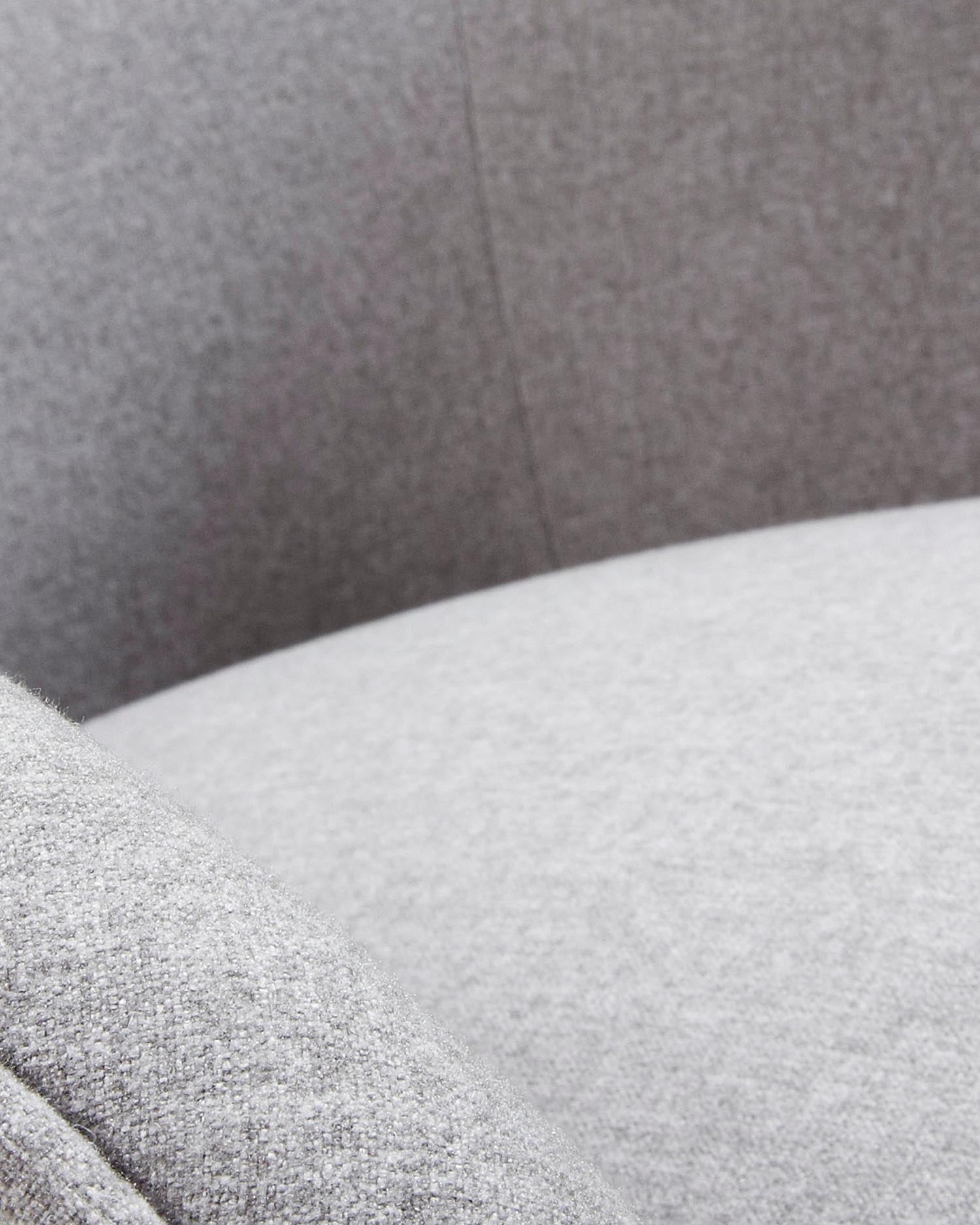 Eleganter Sessel Bobly in Grau mit robusten Holzbeinen, vereint Stil und Komfort für jedes Zuhause. Perfekt für entspannte Stunden.