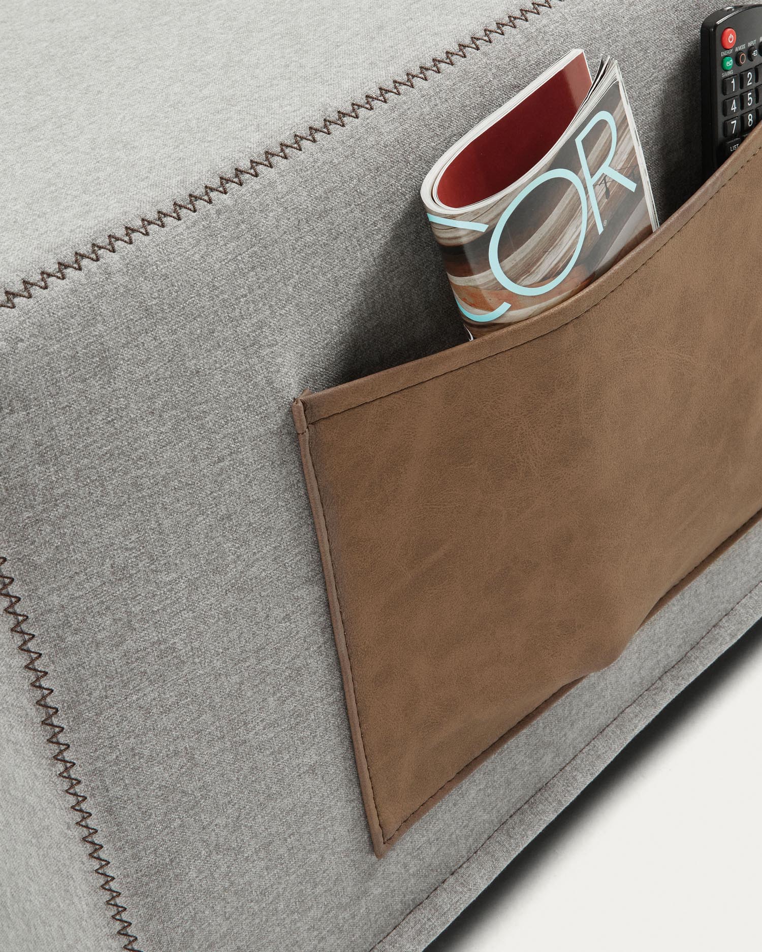 Entdecken Sie das stilvolle Kos Pouf-Bett in hellgrau von Kave Home – vielseitig, pflegeleicht und ideal für kleine Räume oder als Gästebett.