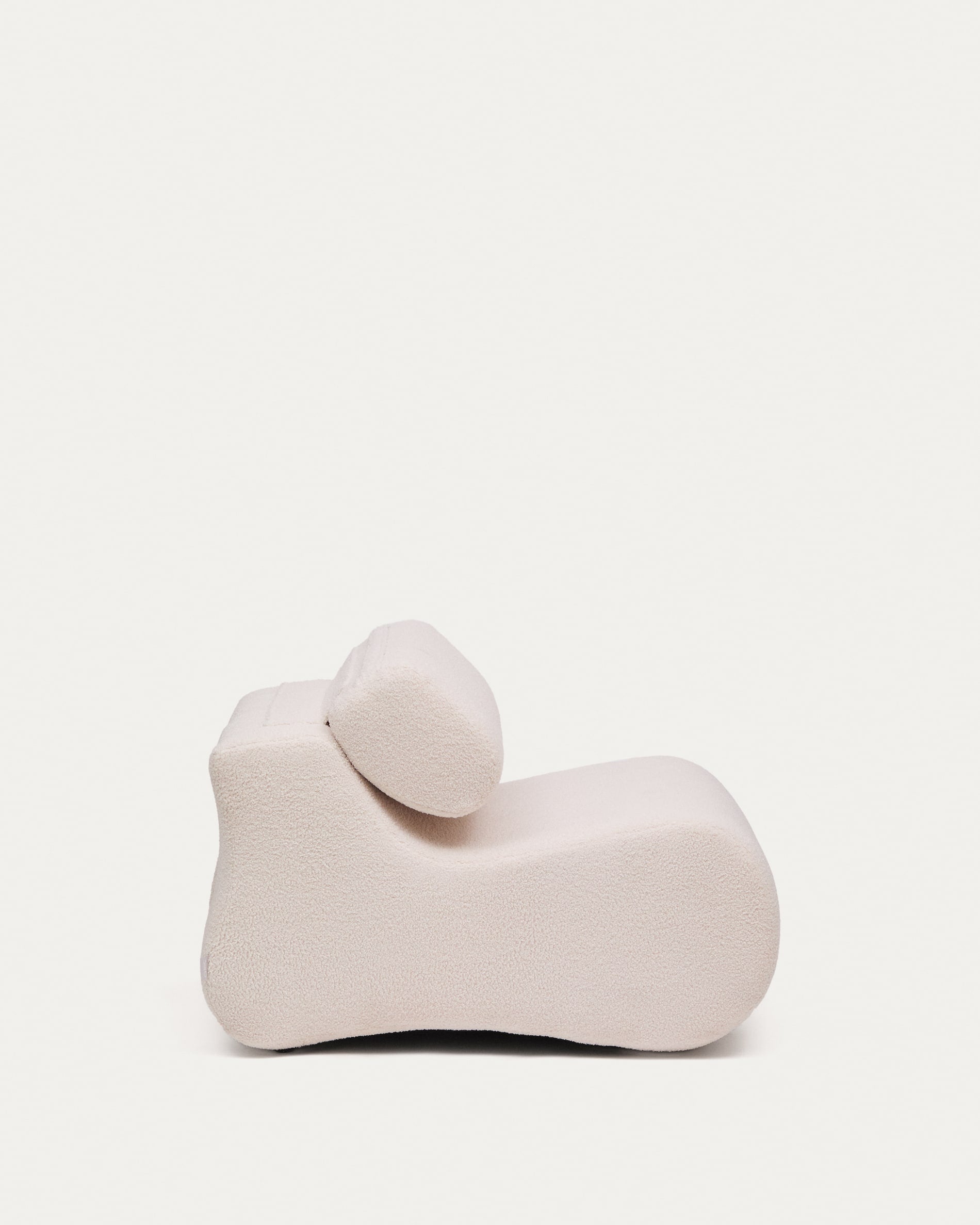 Moderner Sessel Club von Kave Home in ecrufarbenem Bouclé, vereint Komfort und Stil für Ihr Zuhause. Perfekt für entspannte Stunden.