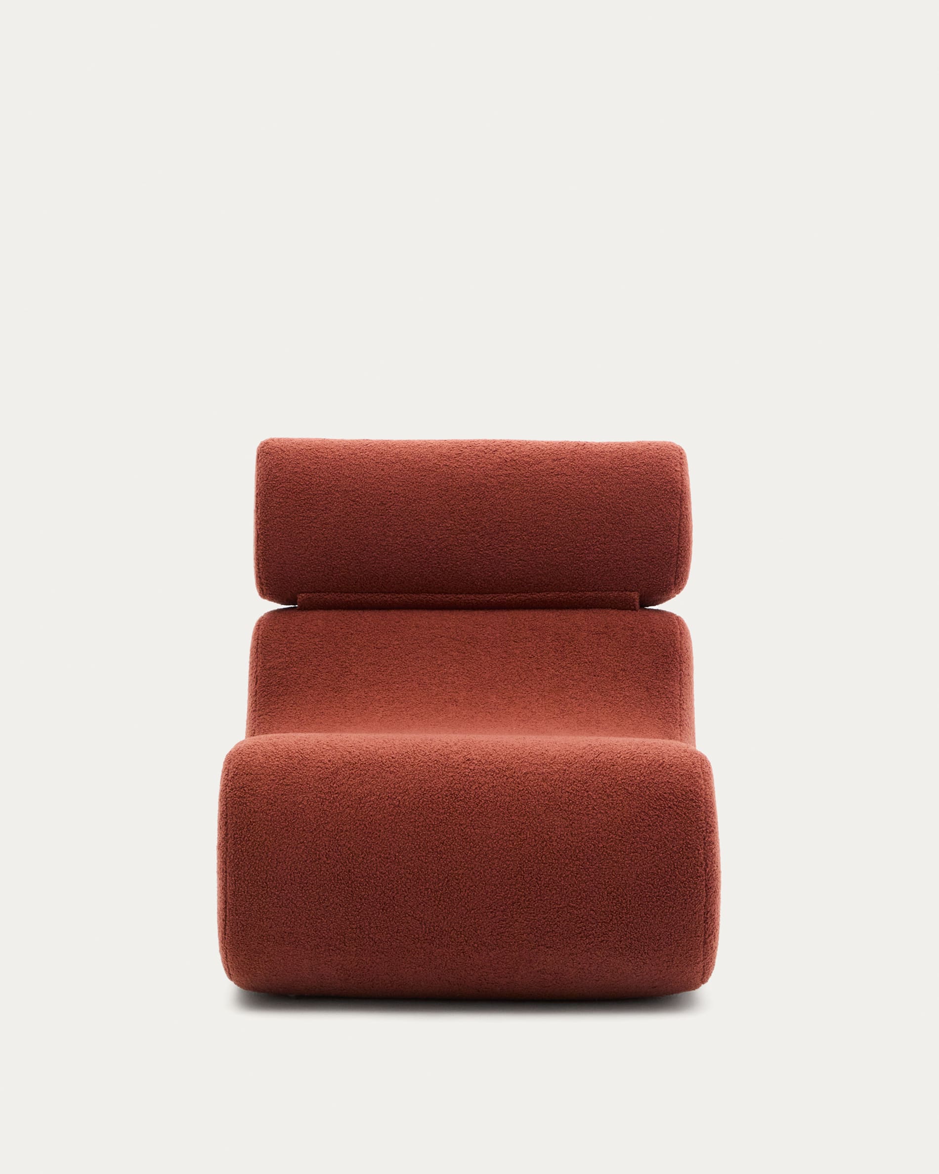 Eleganter Sessel in terrakottafarbenem Bouclé von Kave Home, bietet modernen Stil und Komfort für Ihr Zuhause.