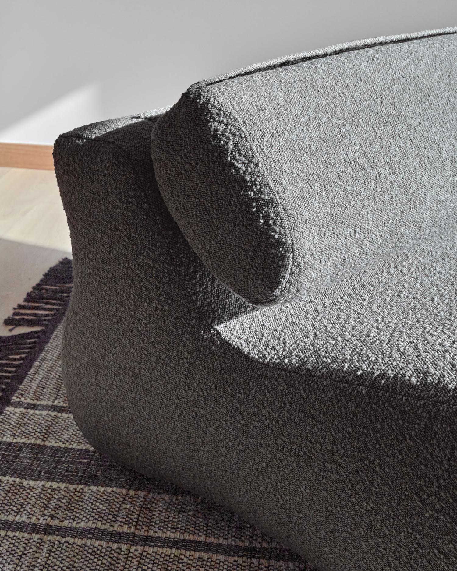 Eleganter schwarzer Bouclé-Sessel von Kave Home: Stilvoll, komfortabel, ideal für moderne Wohnräume.