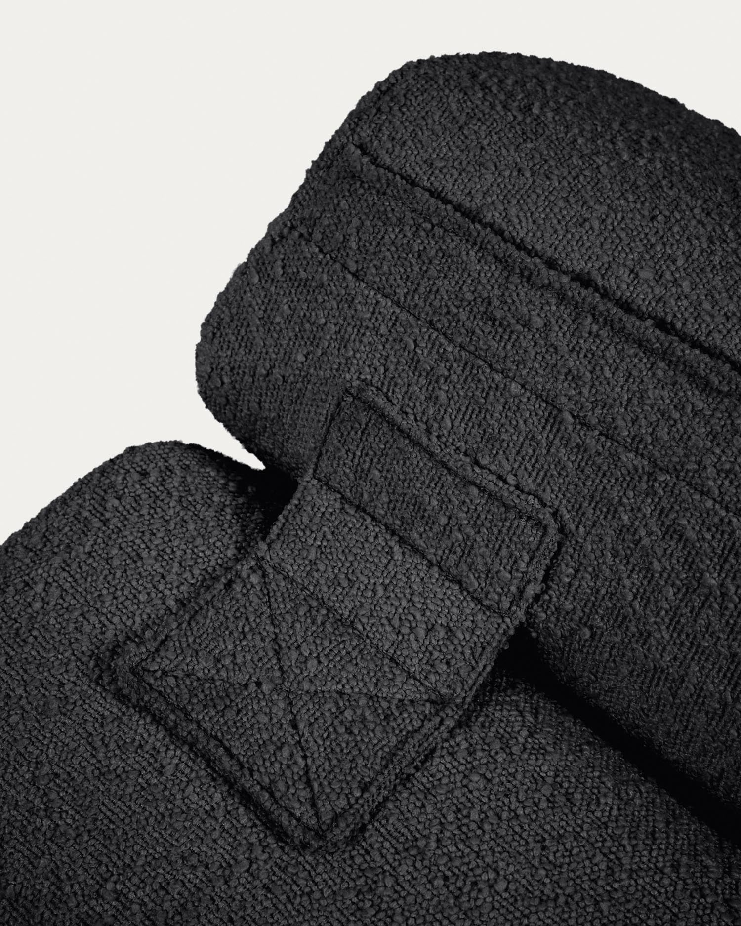 Stilvoller Sessel Club von Kave Home in edlem Bouclé-Stoff, bietet höchsten Komfort und passt perfekt in jedes moderne Wohnambiente.