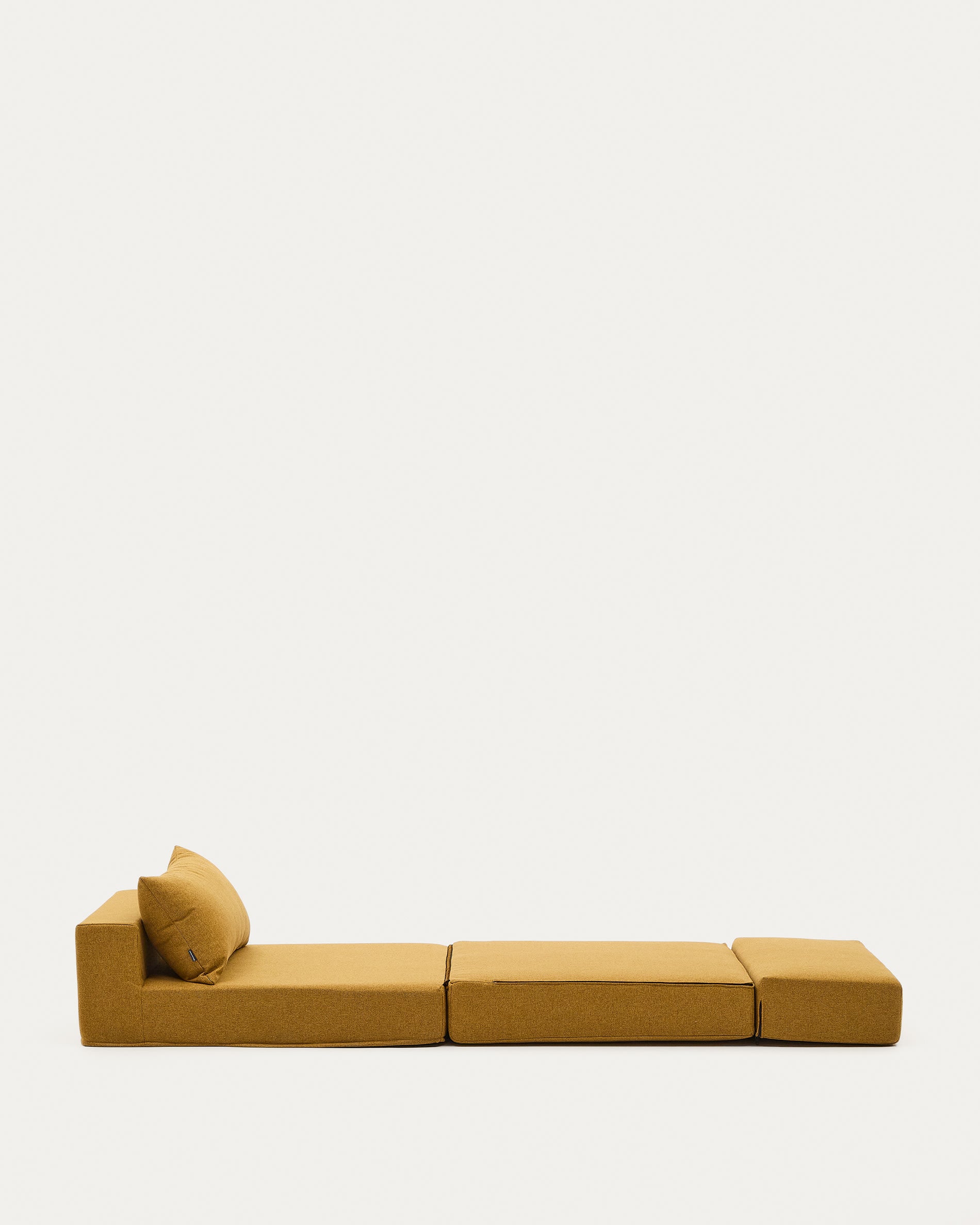 Das Arty Pouf Schlafsofa in Senfgelb (70x89/200 cm) von Kave Home kombiniert Stil und Komfort für modernes Wohnen.