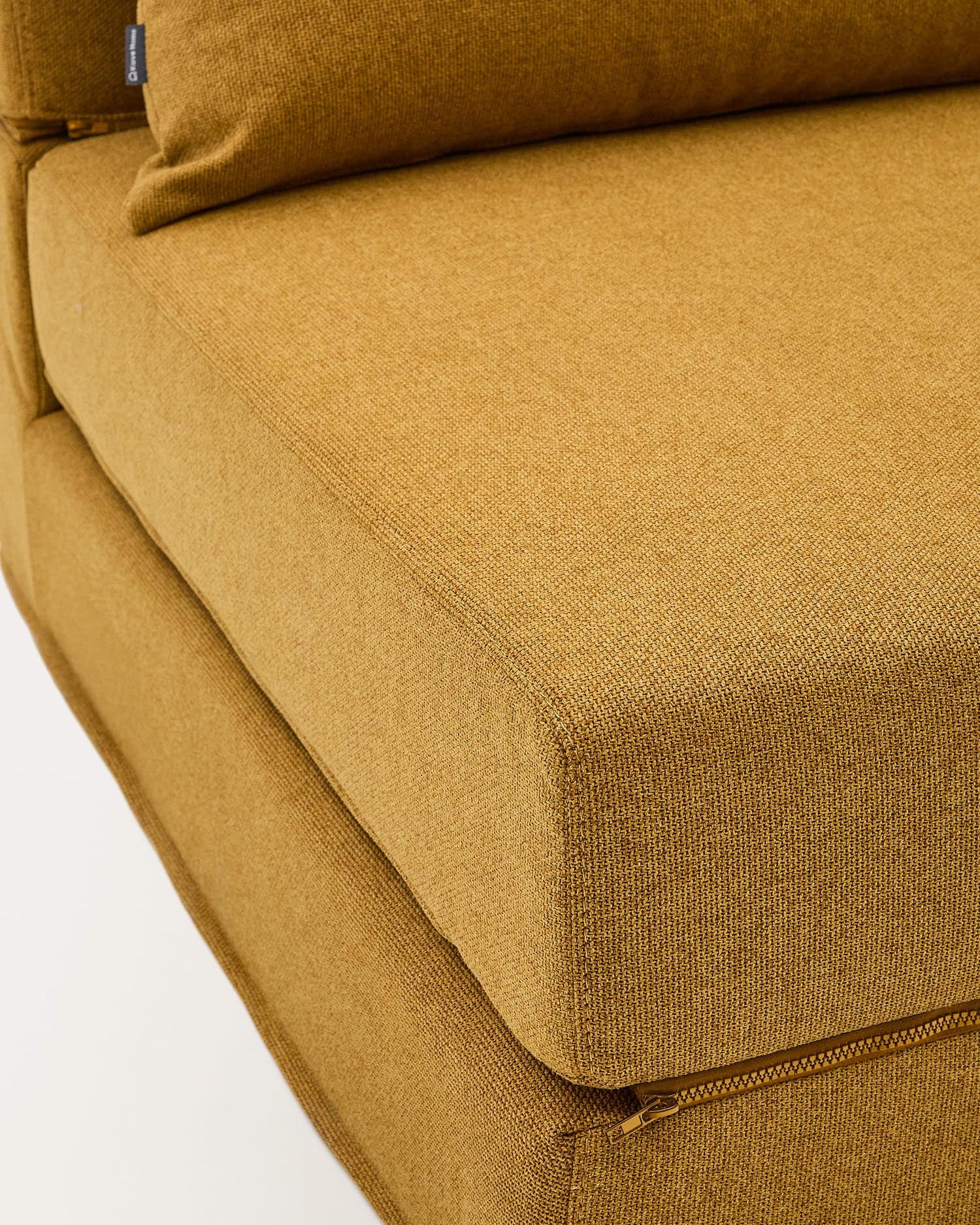 Erleben Sie den eleganten Pouf Schlafsofa Arty in Senf (70x89/200 cm) von Kave Home – perfekt für gemütliche Rückzugsorte und Gästeübernachtungen!