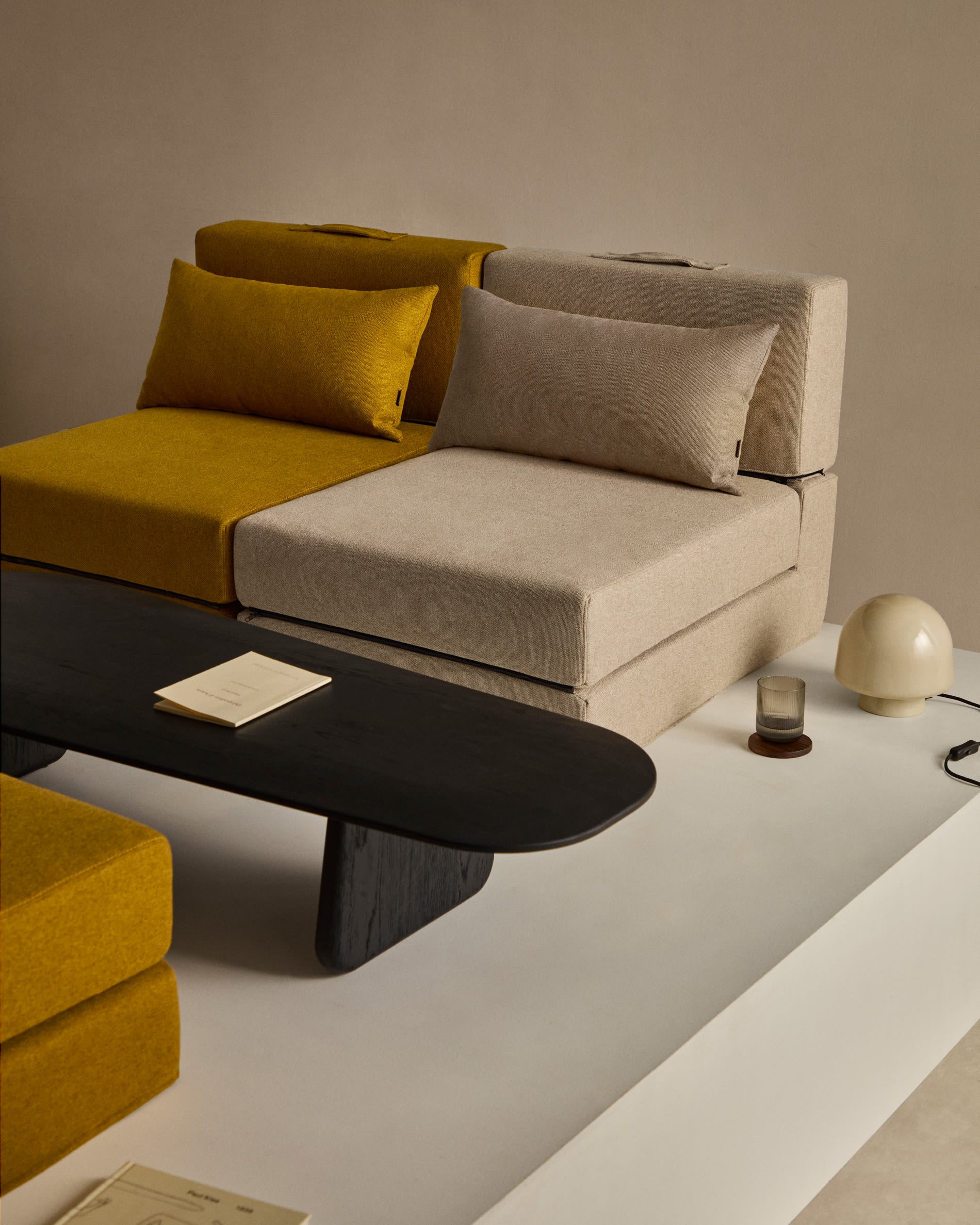 Das Arty Schlafsofa von Kave Home in Senfgelb, 70x89(200)cm, bietet stilvolles Design und eine bequeme Schlafgelegenheit.