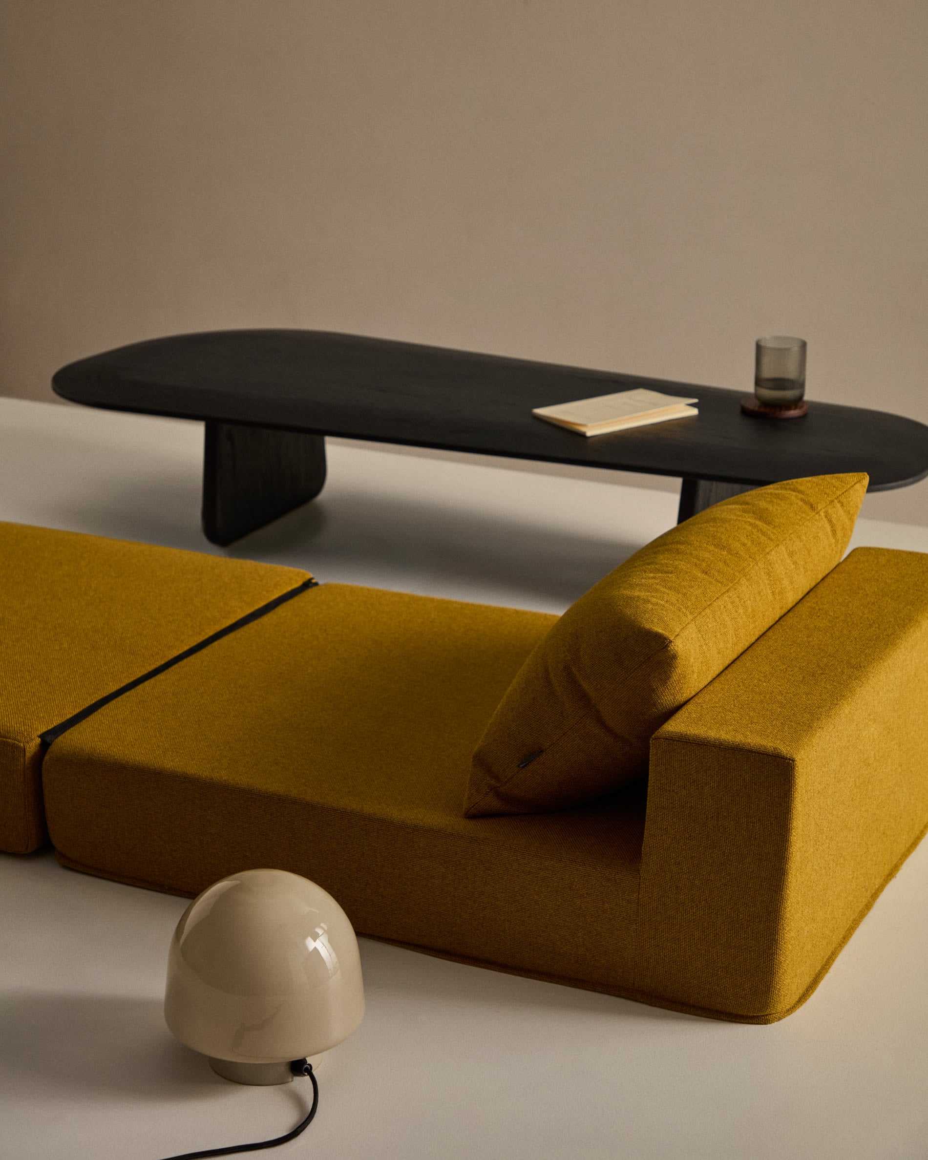 Das Schlafsofa Arty von Kave Home in Senfgelb (70x89/200 cm) bietet modernes Design und Funktionalität für jeden Raum.