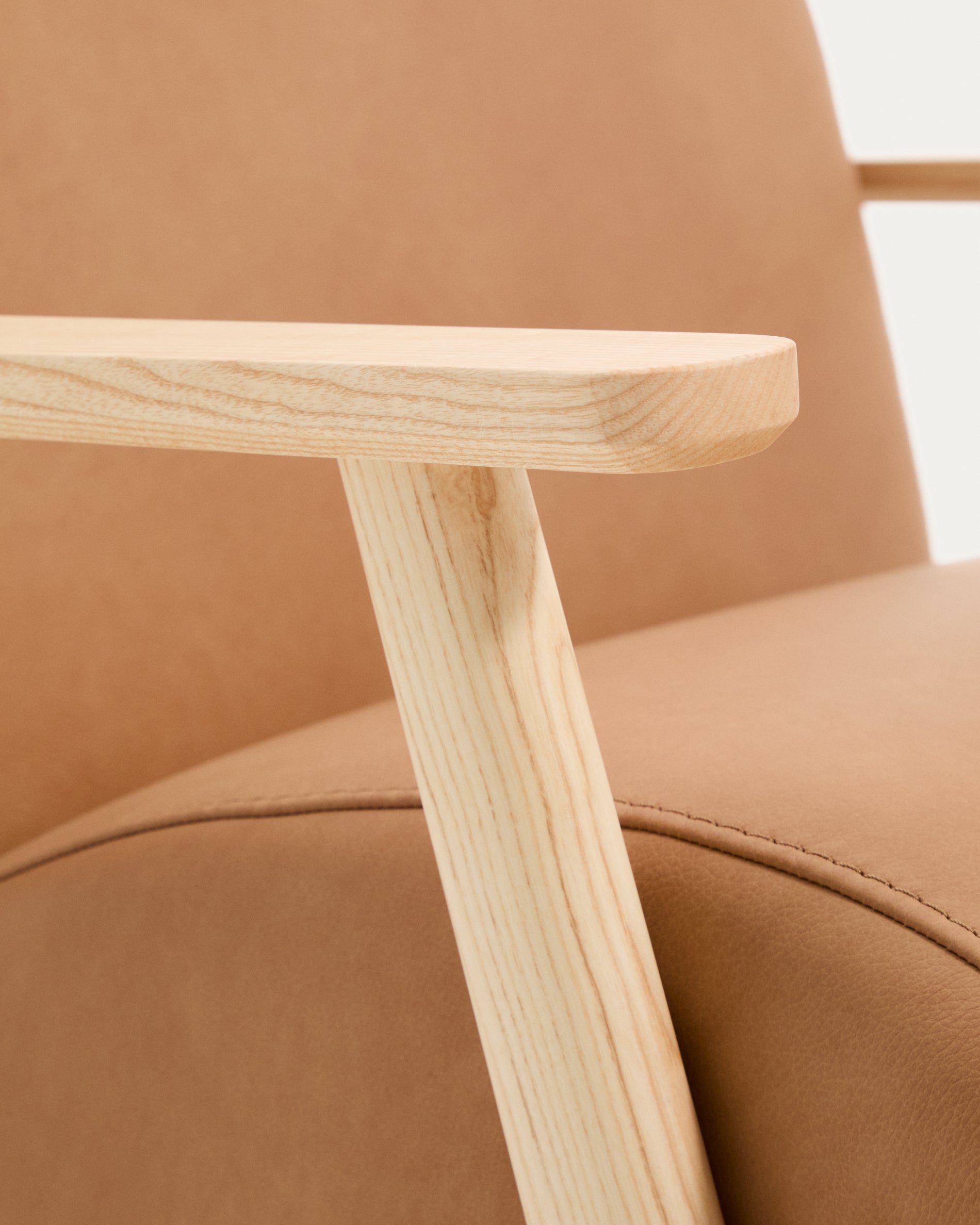 Sessel Meghan in braunem Leder mit massivem Eschenholz mit naturfarbenem Finish, FSC Mix Credit in Braun präsentiert im Onlineshop von KAQTU Design AG. Sessel mit Armlehnen ist von Kave Home