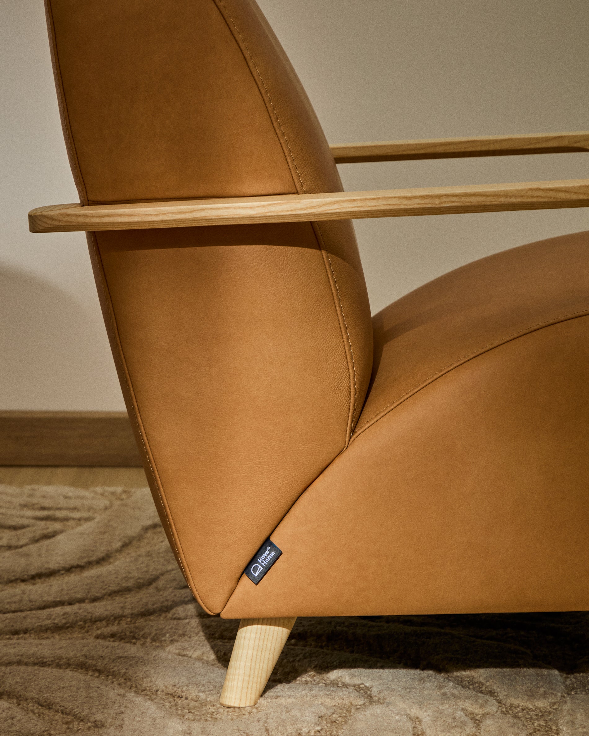 Sessel Meghan in braunem Leder mit massivem Eschenholz mit naturfarbenem Finish, FSC Mix Credit in Braun präsentiert im Onlineshop von KAQTU Design AG. Sessel mit Armlehnen ist von Kave Home