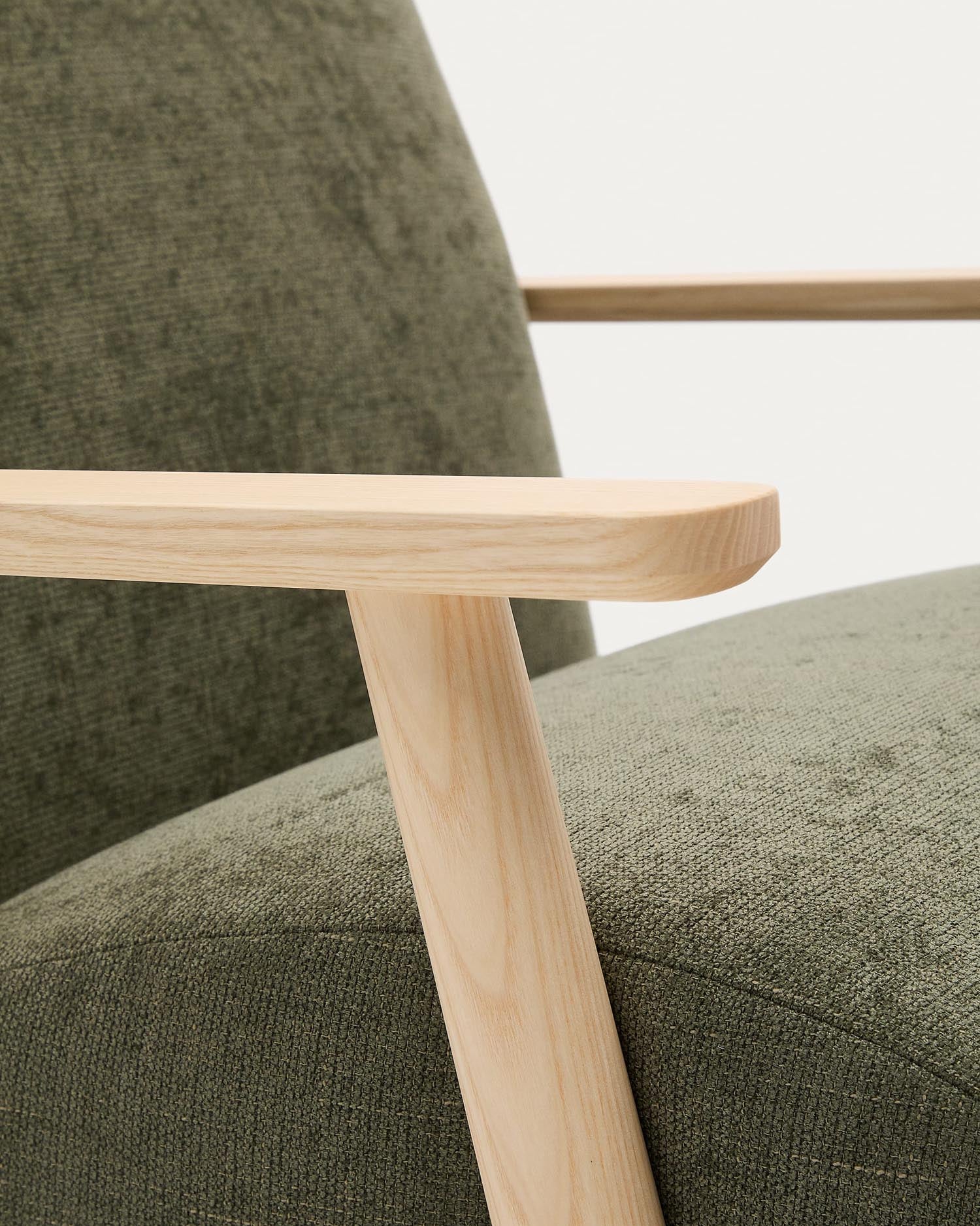 Erleben Sie den eleganten Sessel Meghan von Kave Home: Hochwertiger grüner Chenille, massives Eschenholz, nachhaltig und komfortabel für Ihr Zuhause.