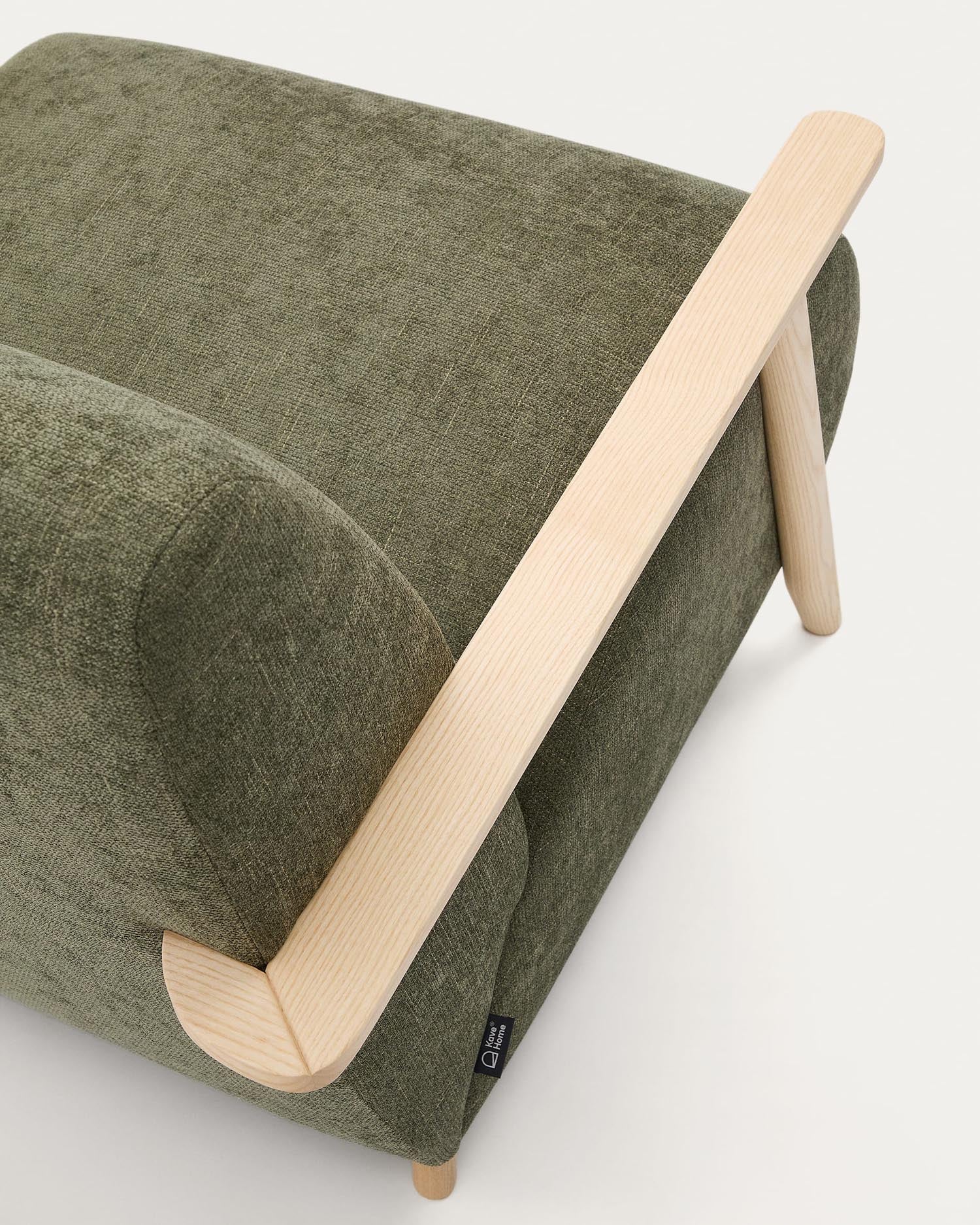Entdecken Sie den stilvollen Sessel Meghan von Kave Home: Grüner Chenille-Stoff, robustes Eschenholz und ergonomisches Design für höchsten Komfort.