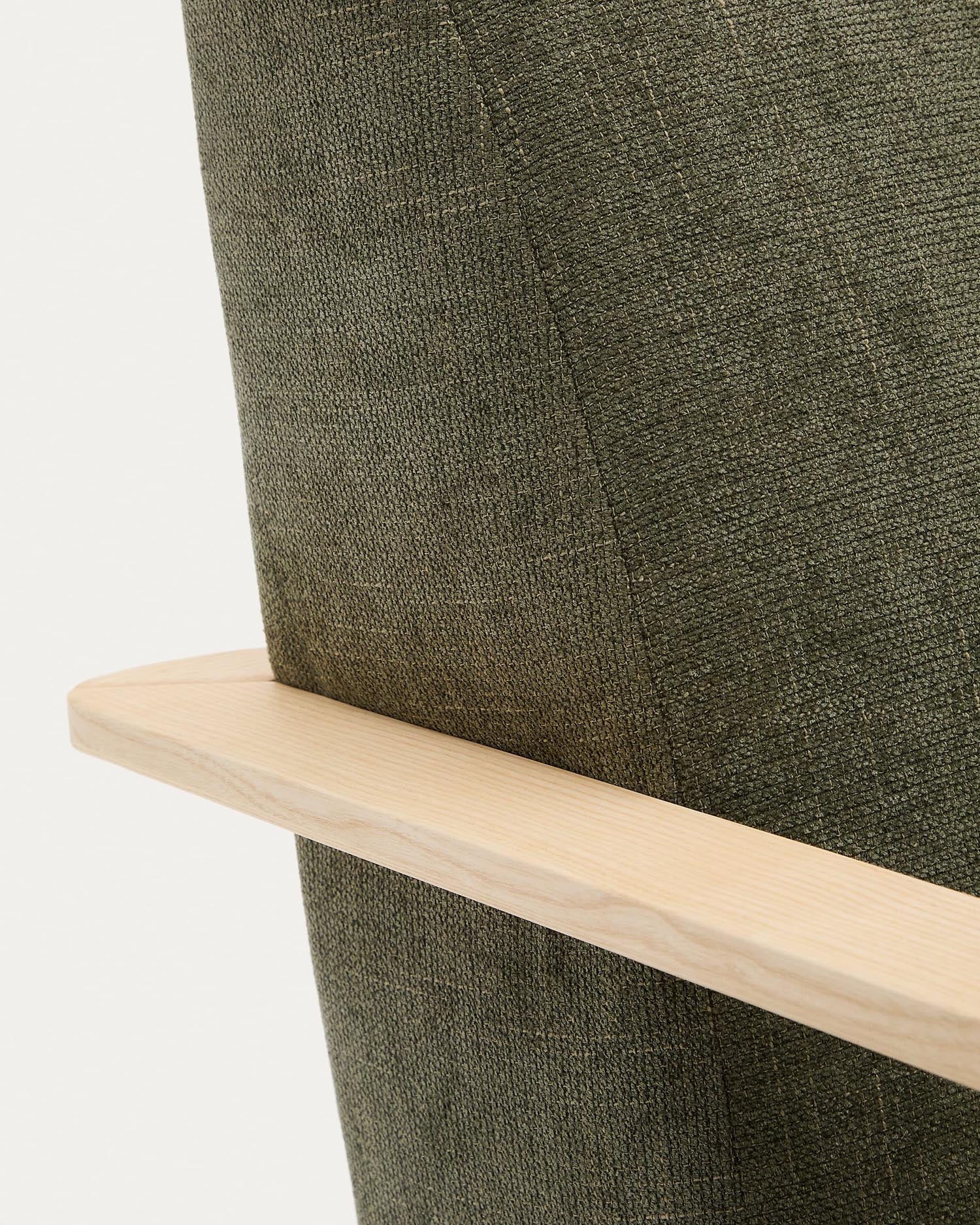 Erleben Sie den Sessel Meghan von Kave Home: Eleganter grüner Chenille-Stoff, massives Eschenholz und nachhaltige Qualität für Ihr Zuhause.