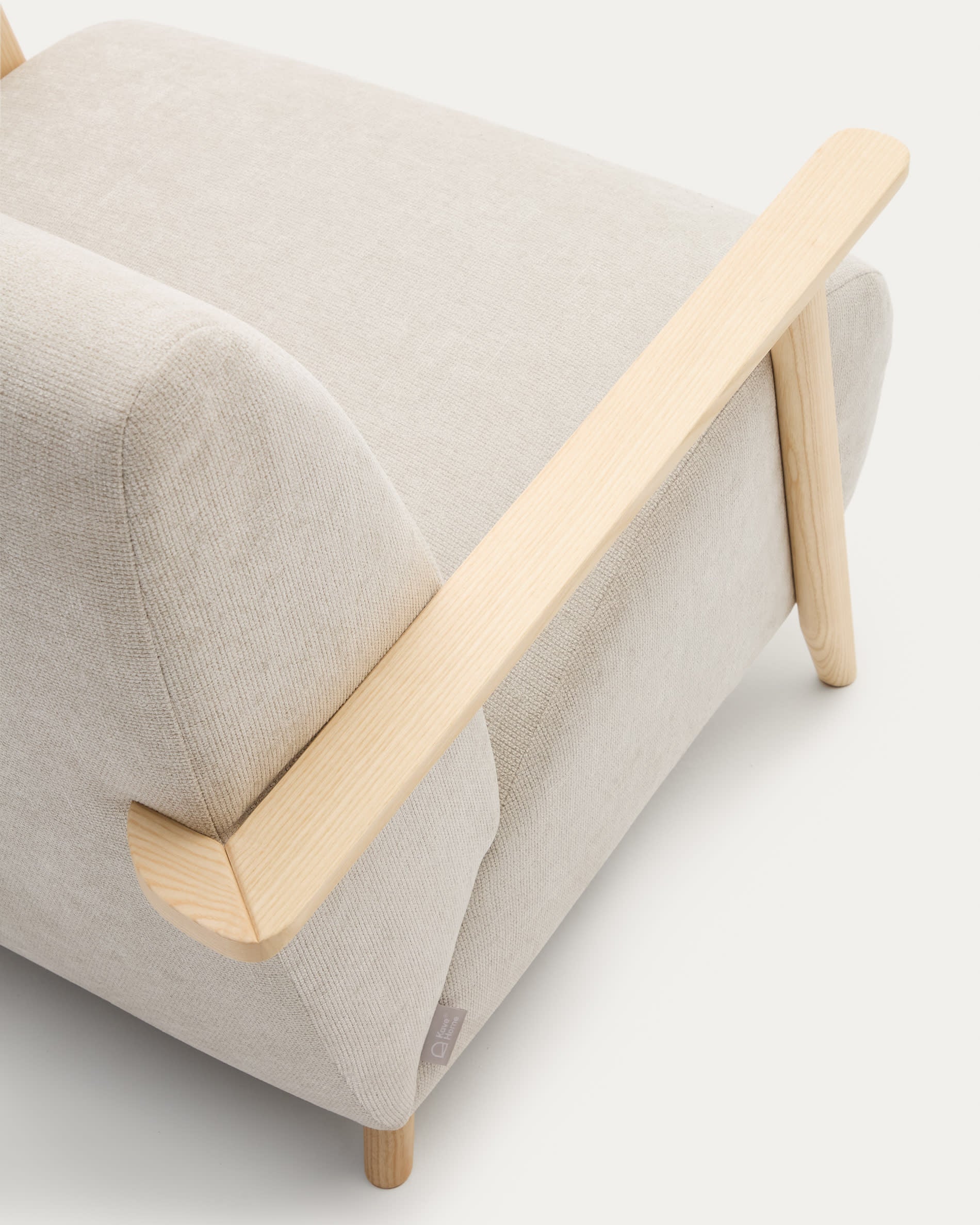 Der Sessel Meghan kombiniert luxuriösen Perlen-Chenille mit robustem Eschenholz, ideal für elegantes Wohnen und höchsten Sitzkomfort.