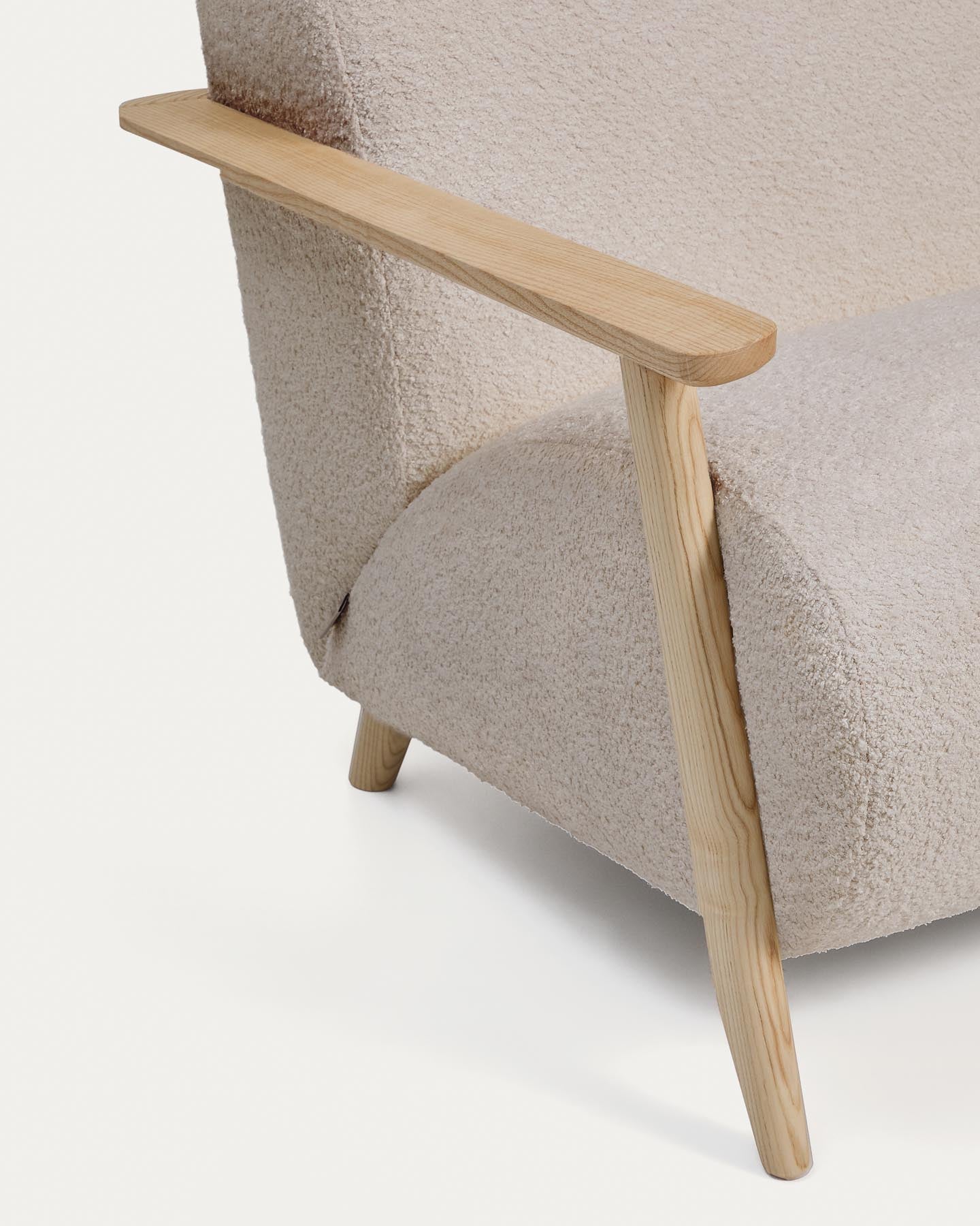 Sessel Meghan in beigem, schwer entflammbarem Lammfellimitat mit massivem Eschenholz mit naturfarbenem Finish, FSC Mix Credit in Beige präsentiert im Onlineshop von KAQTU Design AG. Sessel ist von Kave Home