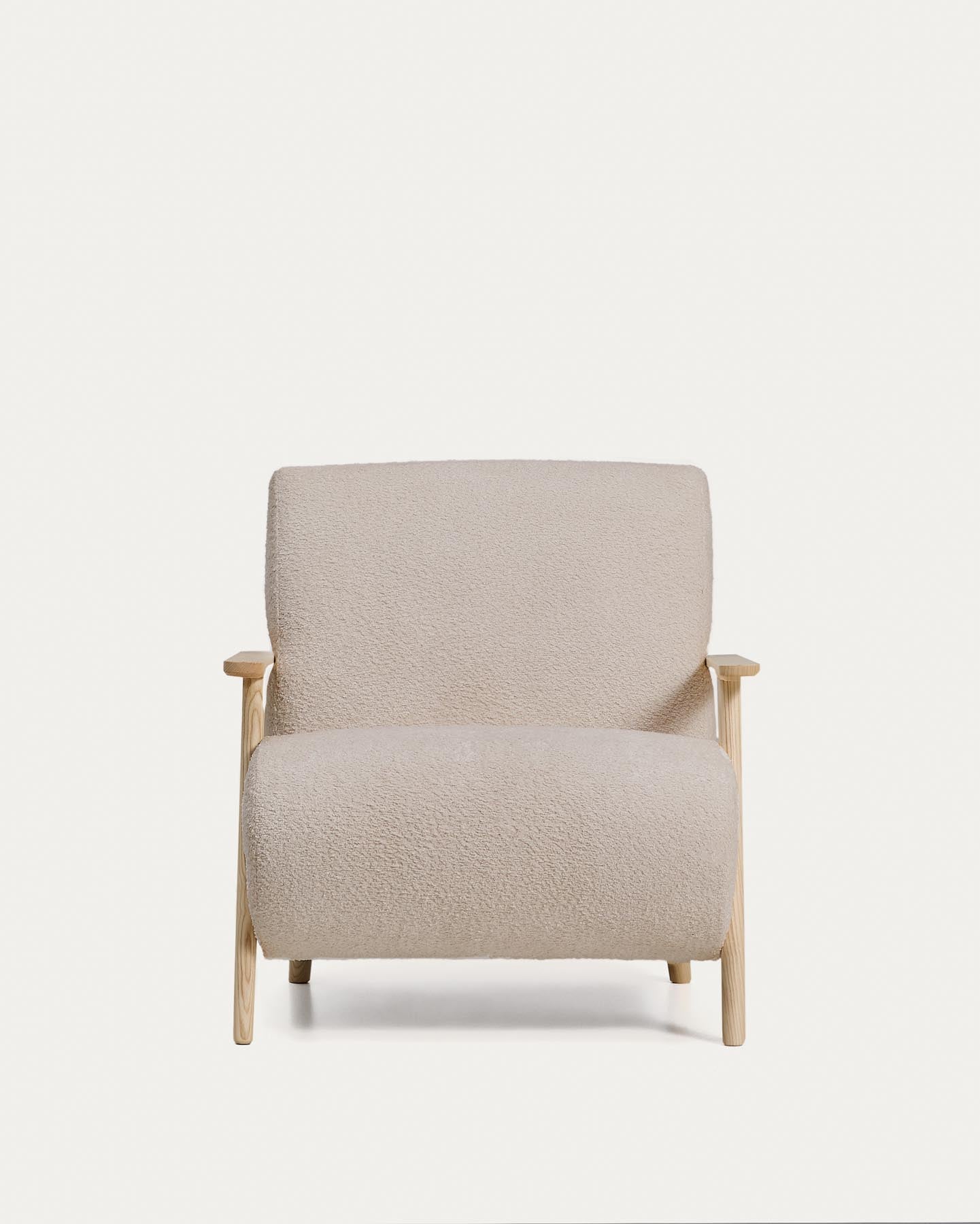 Sessel Meghan in beigem, schwer entflammbarem Lammfellimitat mit massivem Eschenholz mit naturfarbenem Finish, FSC Mix Credit in Beige präsentiert im Onlineshop von KAQTU Design AG. Sessel ist von Kave Home