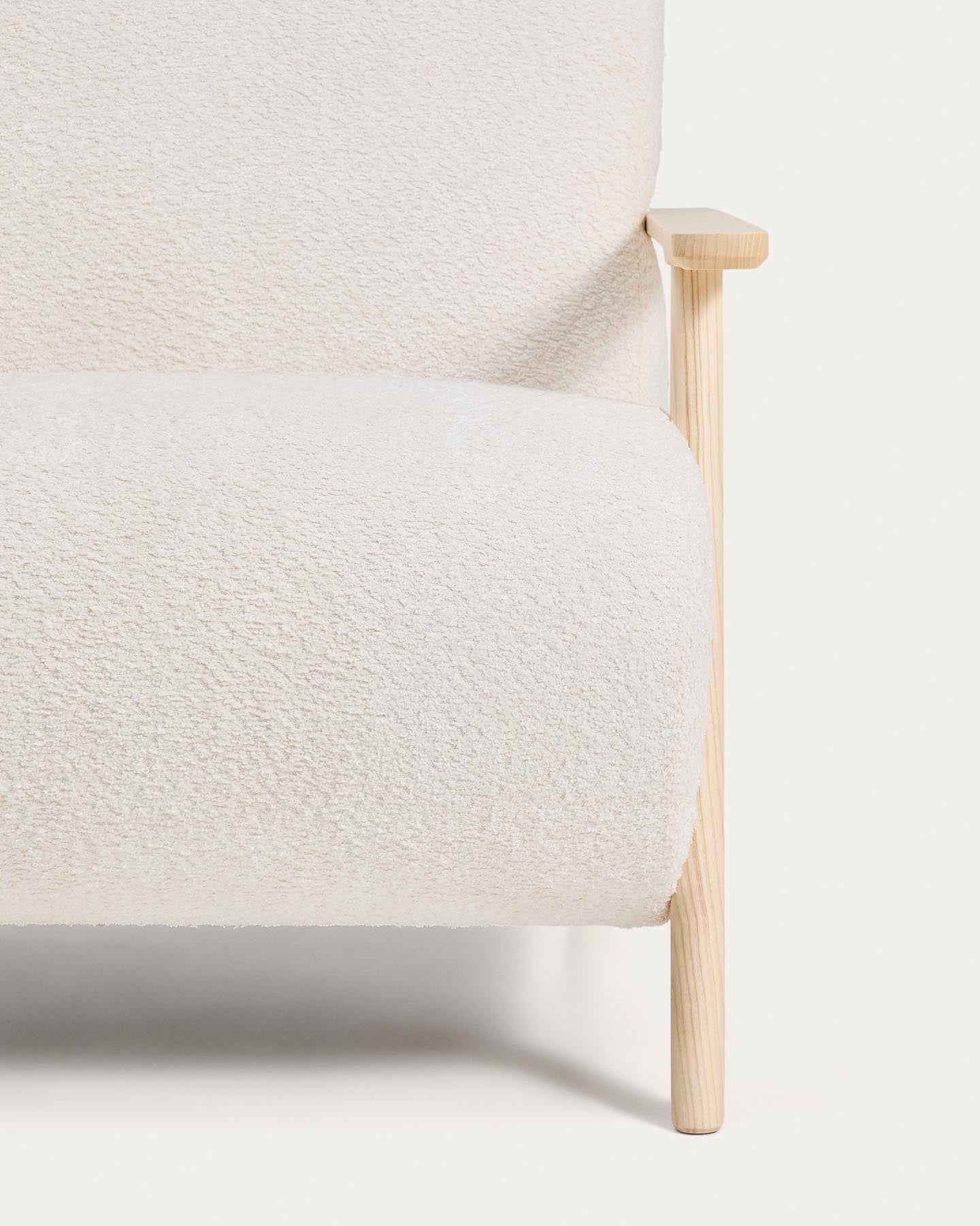 Sessel Meghan in ecrufarbenem, schwer entflammbarem Lammfellimitat mit massivem Eschenholz mit naturfarbenem Finish, FSC Mix Credit in Ecru präsentiert im Onlineshop von KAQTU Design AG. Sessel ist von Kave Home