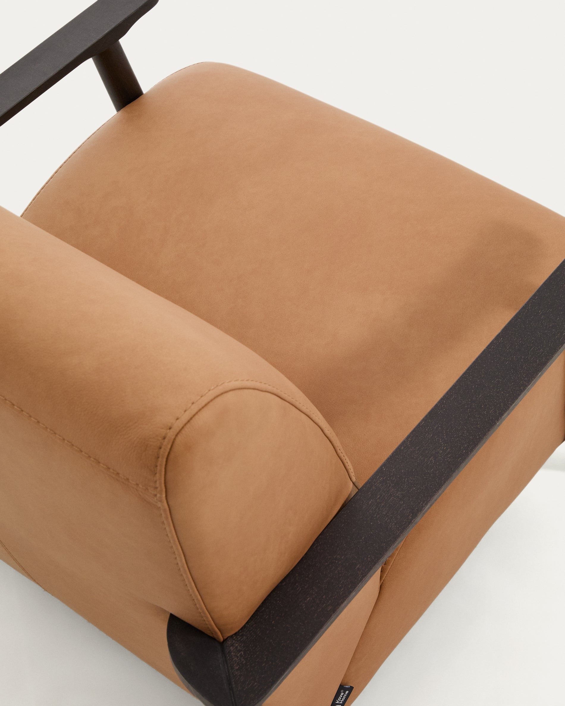 Sessel Meghan in braunem Leder mit massivem Eschenholz mit wengefarbenem Finish, FSC Mix Credit in Braun präsentiert im Onlineshop von KAQTU Design AG. Sessel mit Armlehnen ist von Kave Home