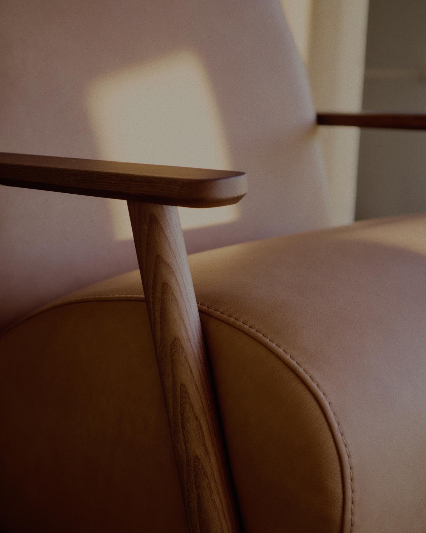 Sessel Meghan in braunem Leder mit massivem Eschenholz mit nussbaumfarbenem Finish, FSC Mix Credit in Braun präsentiert im Onlineshop von KAQTU Design AG. Sessel ist von Kave Home