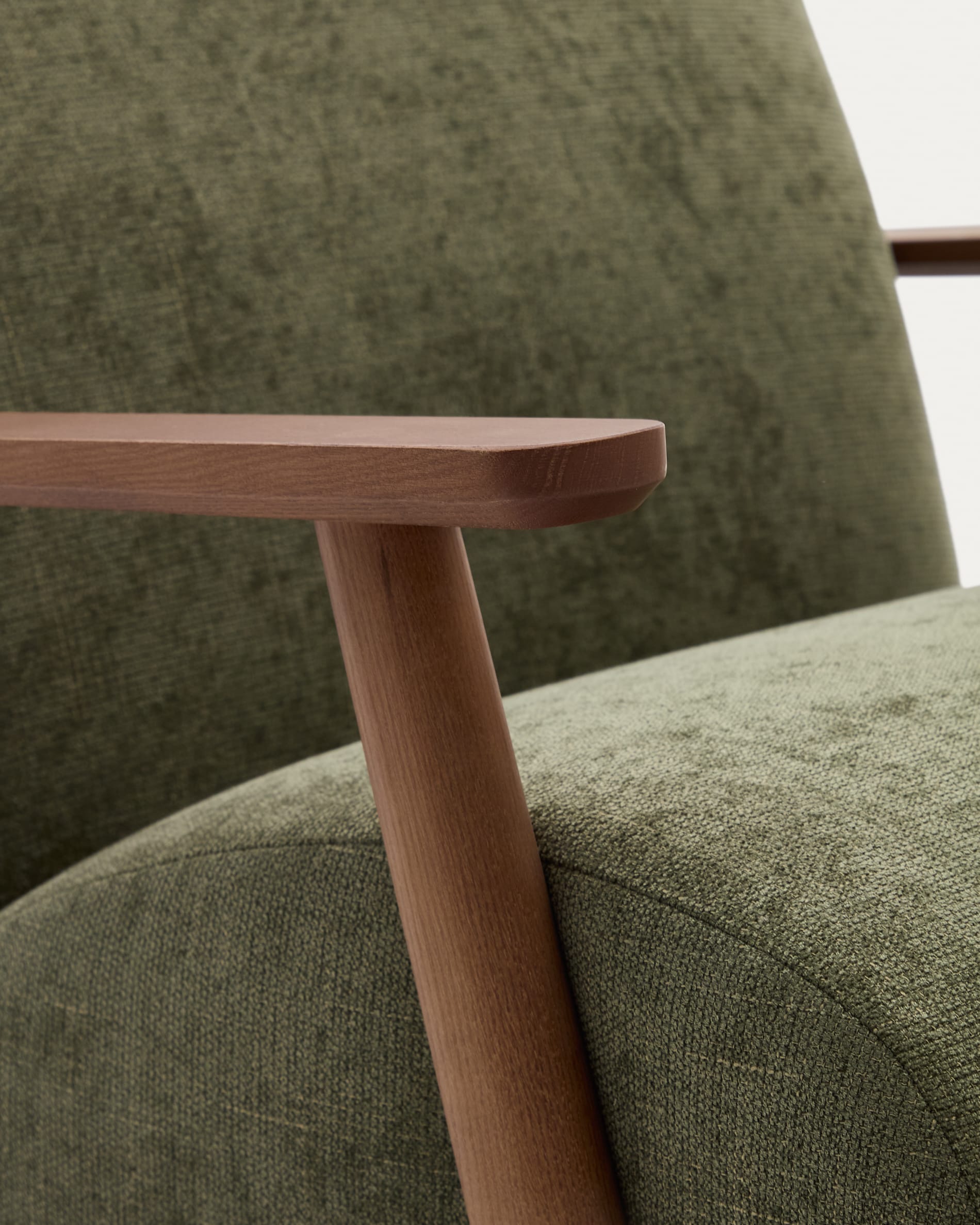 Erleben Sie den Meghan Sessel: Eleganter grüner Chenille-Stoff, massives Eschenholz mit edlem Nussholzfinish – perfekt für Ihr modernes Zuhause.