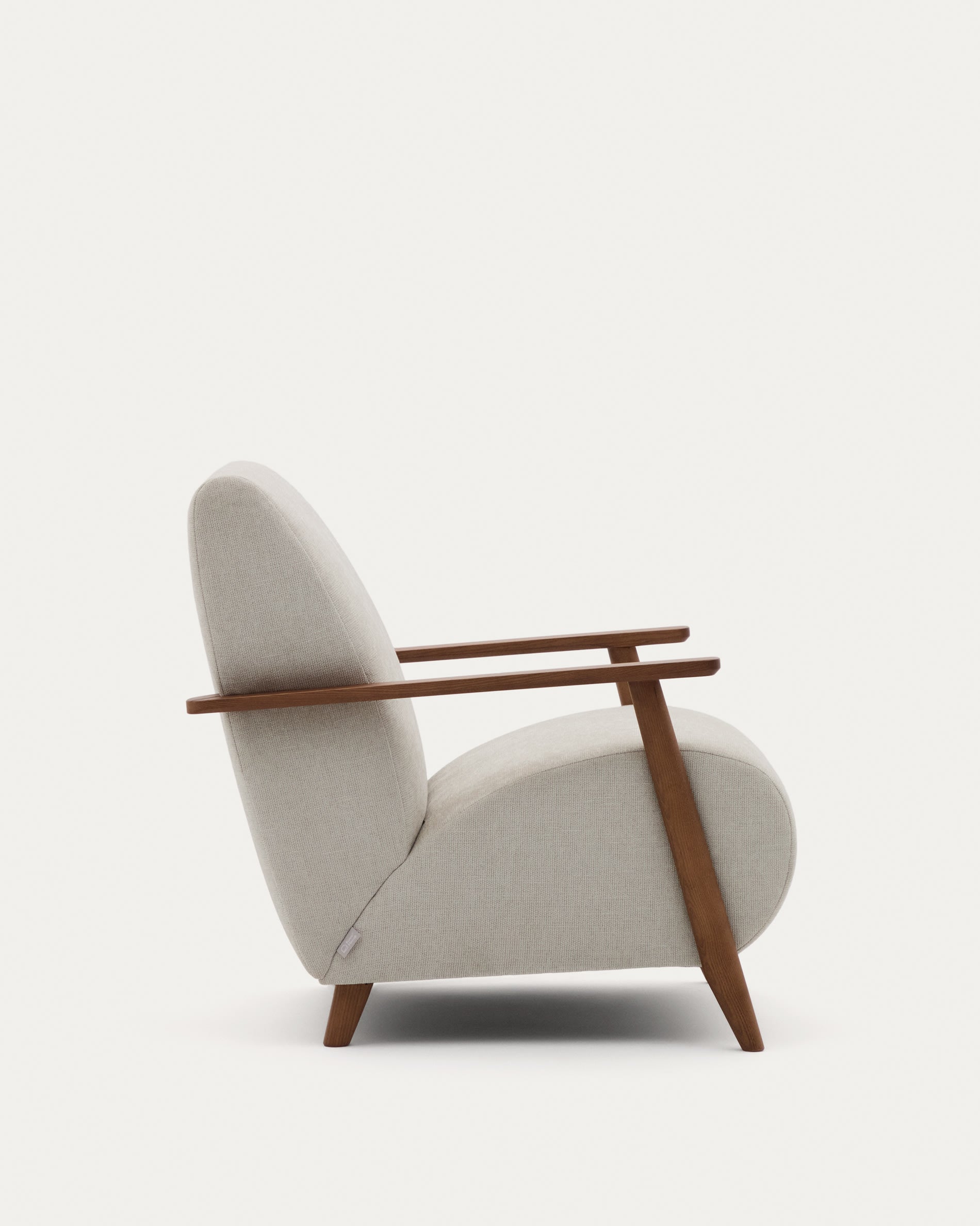 Moderner Meghan Sessel aus perlfarbenem Chenille und massivem Eschenholz mit edlem Nussholzfinish, ideal für elegantes Wohnen.