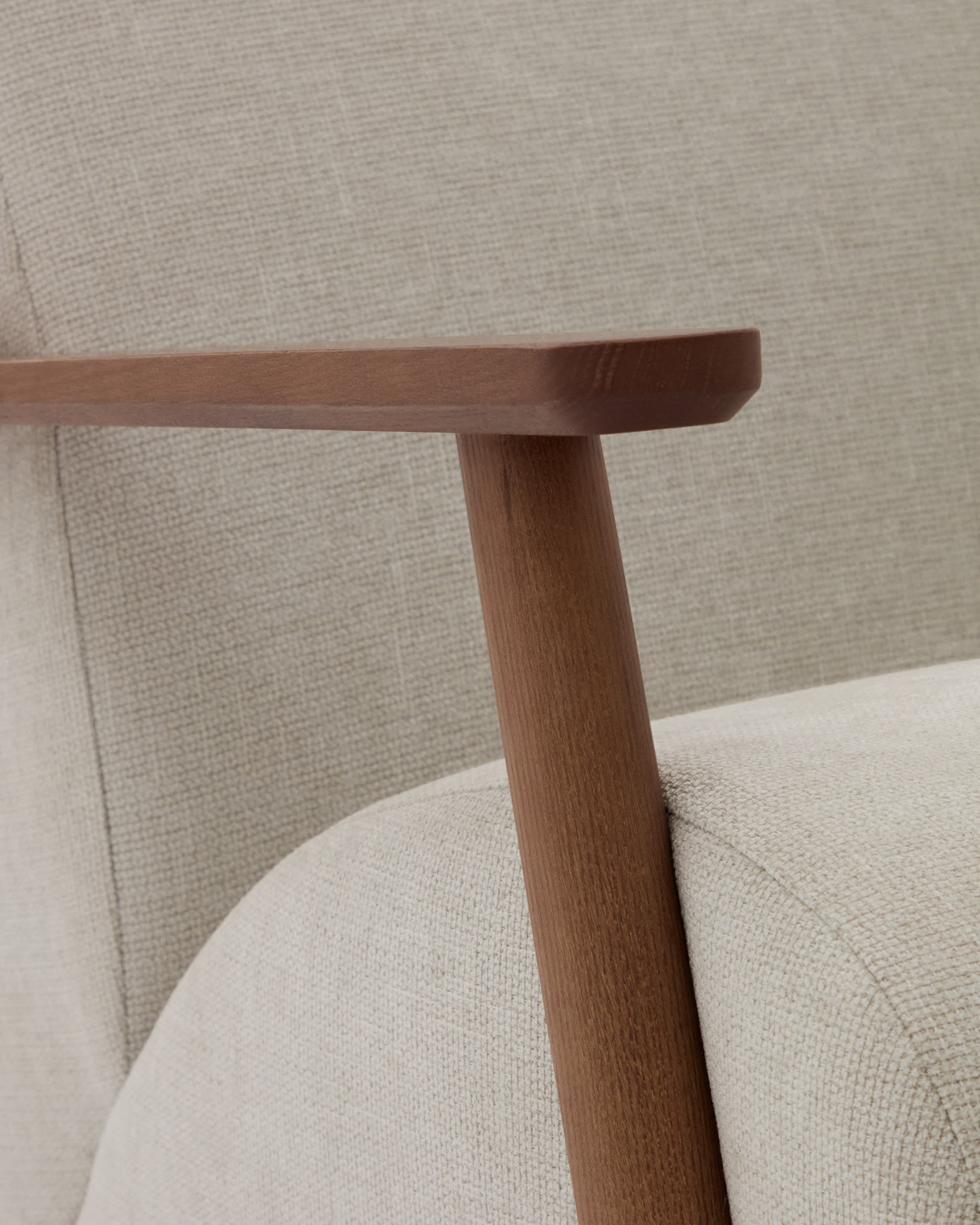 Erleben Sie den Meghan Sessel: Elegante Kombination aus luxuriösem Chenille und stabilem Eschenholz, perfekt für stilvolles Wohnen.